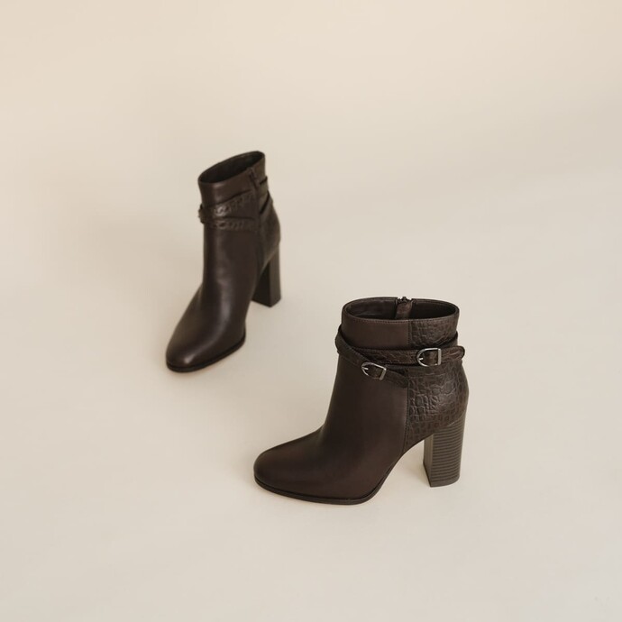 Bottines à talons et boucles  en cuir et croco marron