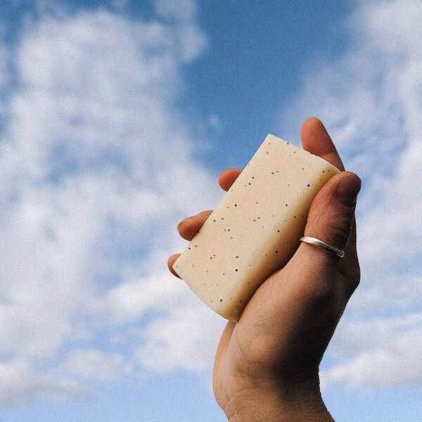 Jabón Wylder Naturals de lavanda y litsea con semillas de amapola, 120 g