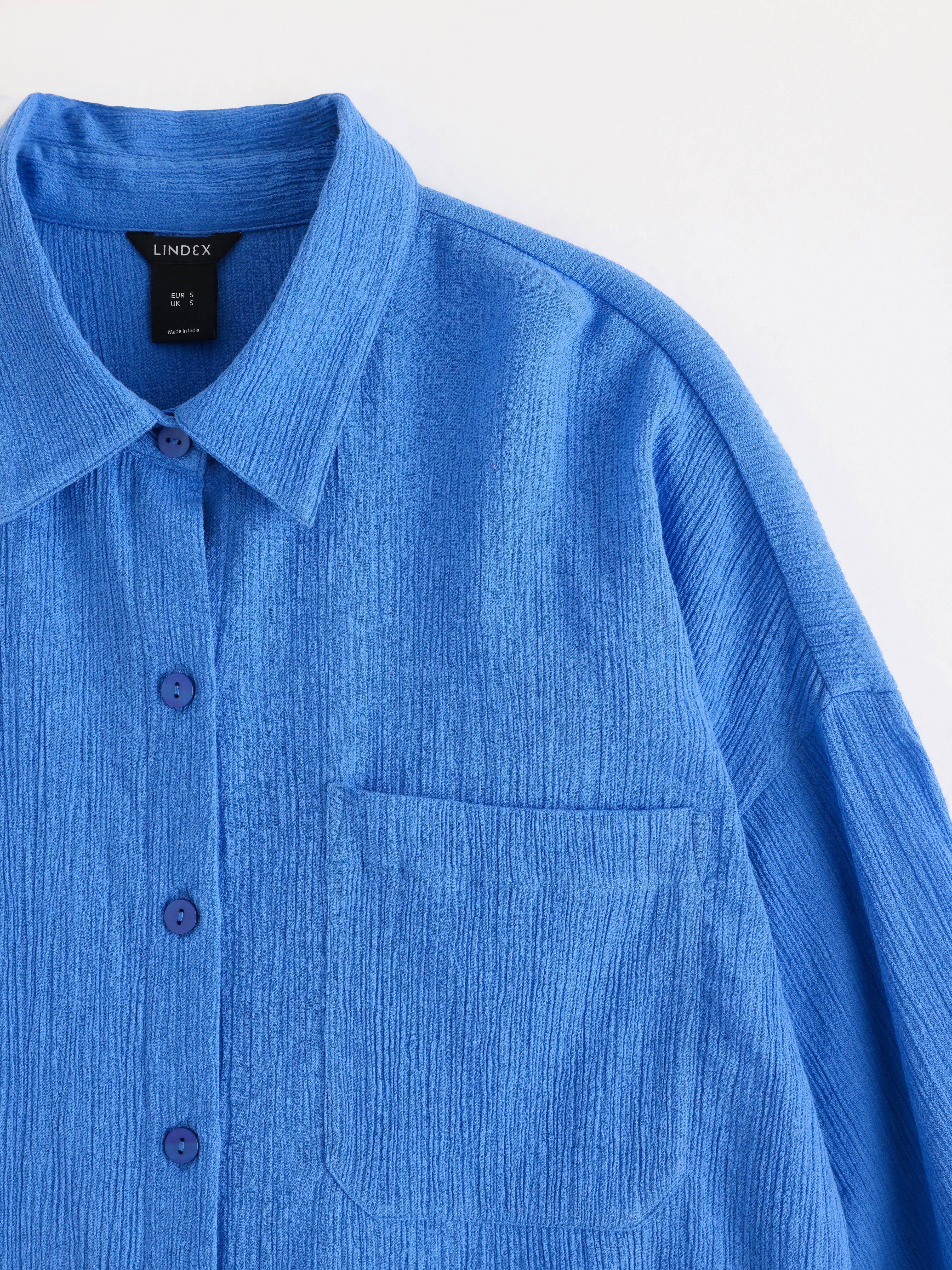 Camisa arrugada de manga corta azul
