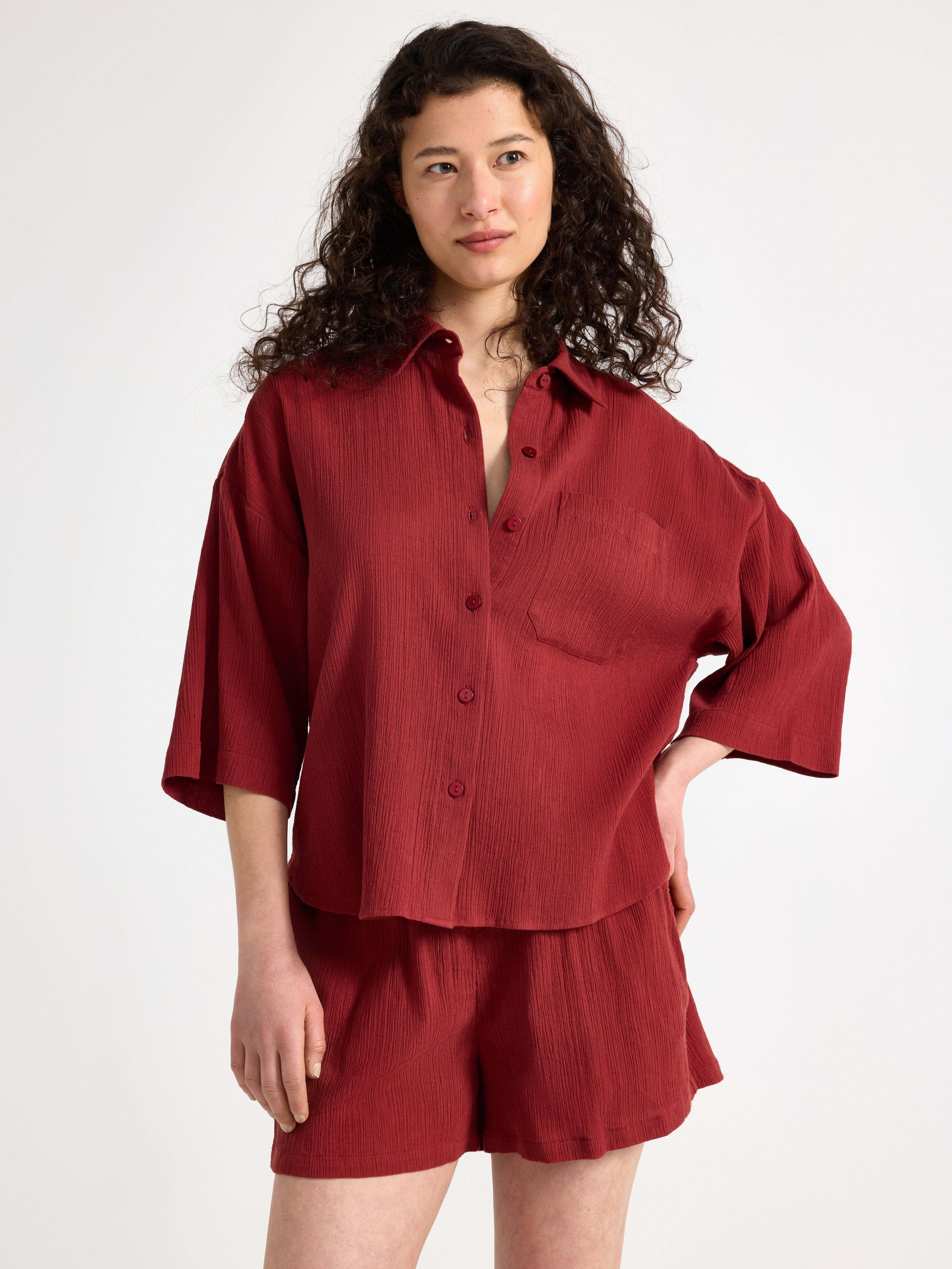 Camisa arrugada de manga corta color rojo empolvado