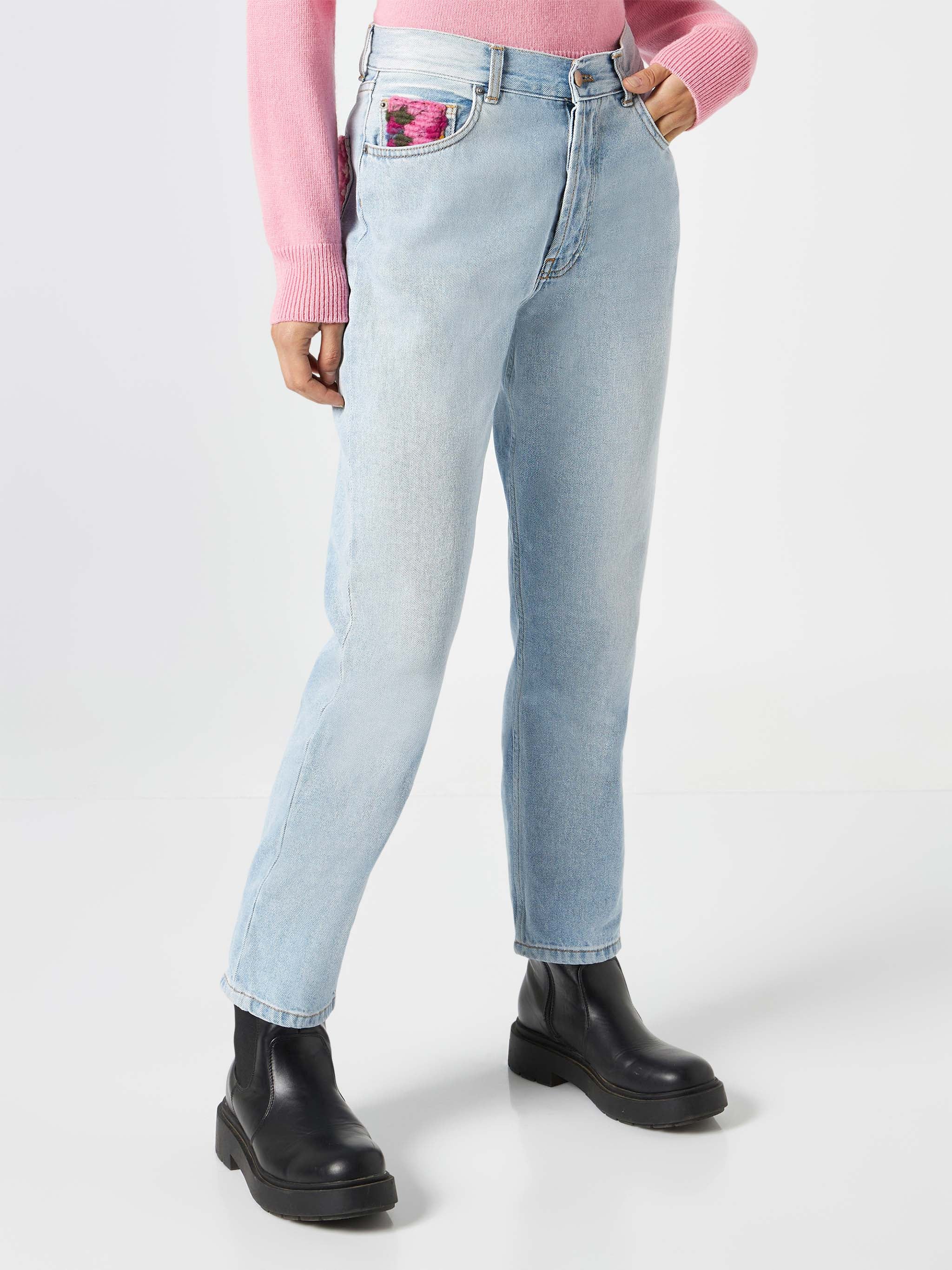 Calça jeans feminina com bolsos de crochê