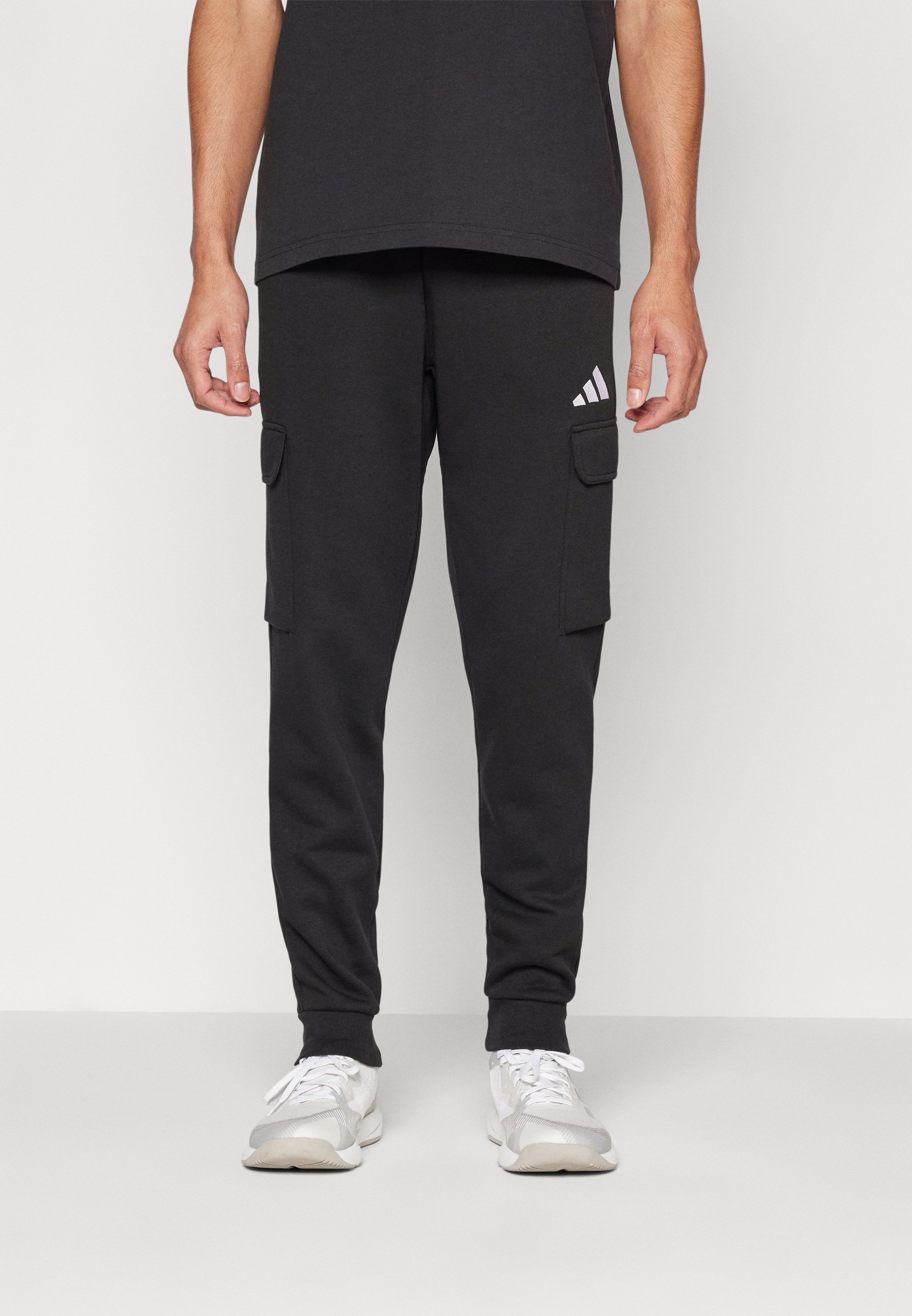 adidas Sportswear ESSENTIALS FEEL COZY CARGO - Melegítőalsó - fekete/fehér