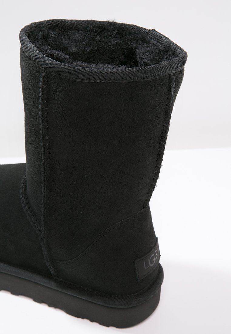 UGG CLASSIC SHORT II - Klasszikus bokacsizma - fekete