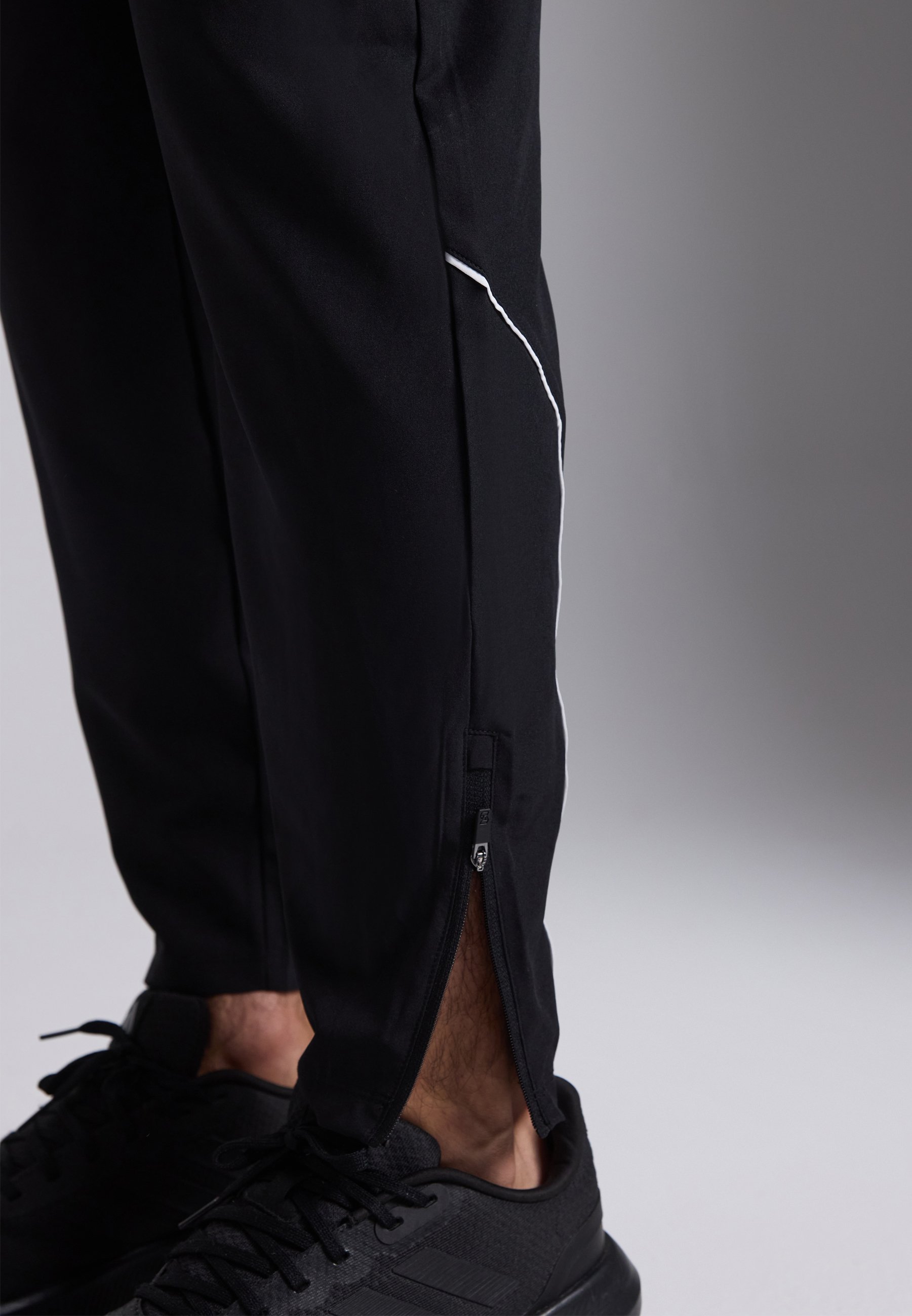 Bas de survêtement Pier One Sport coupe slim avec poches et fermeture éclair aux chevilles - Noir