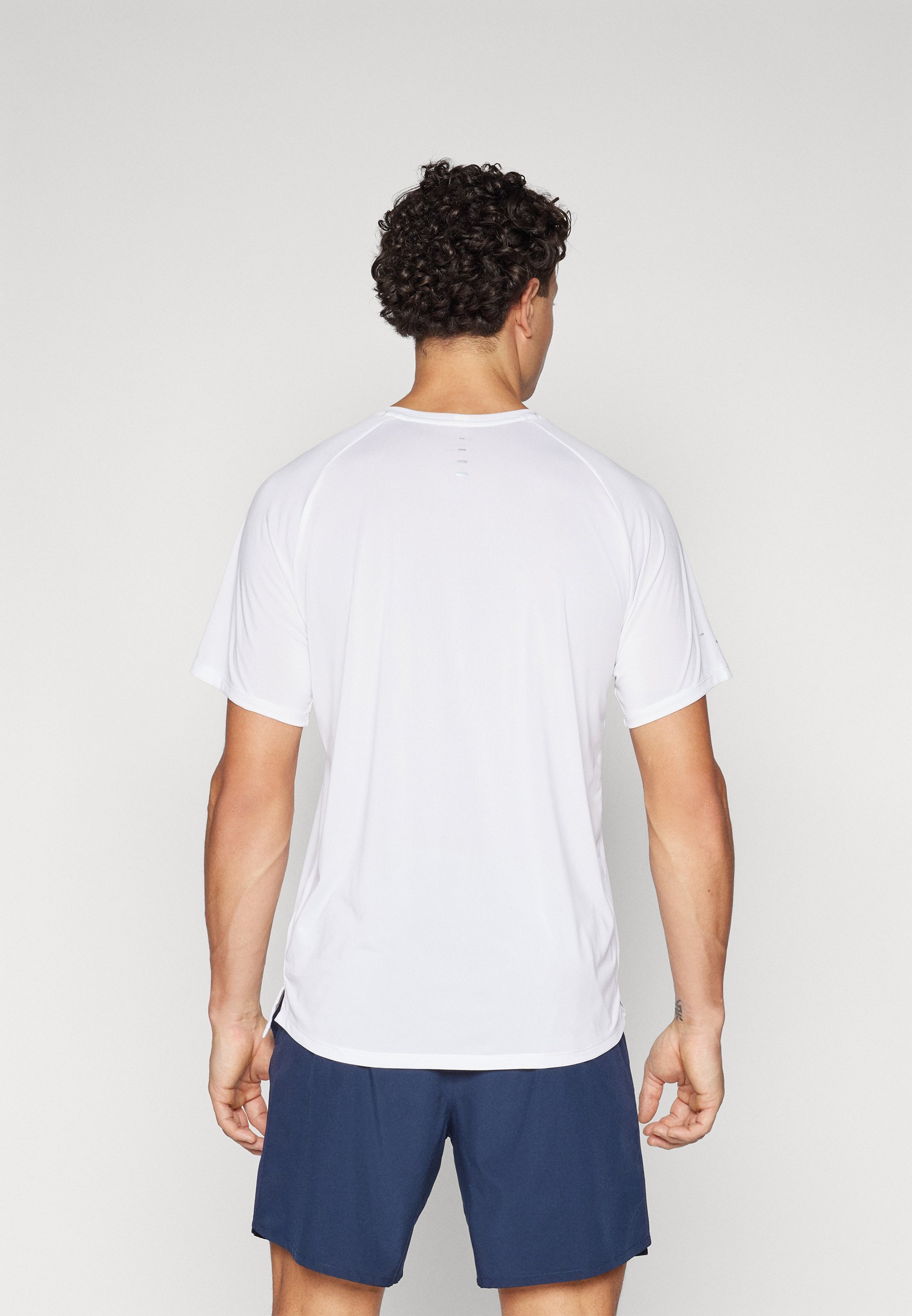 Nike Performance STRIDE TOP - Sportovní tričko - white/reflexní stříbrná