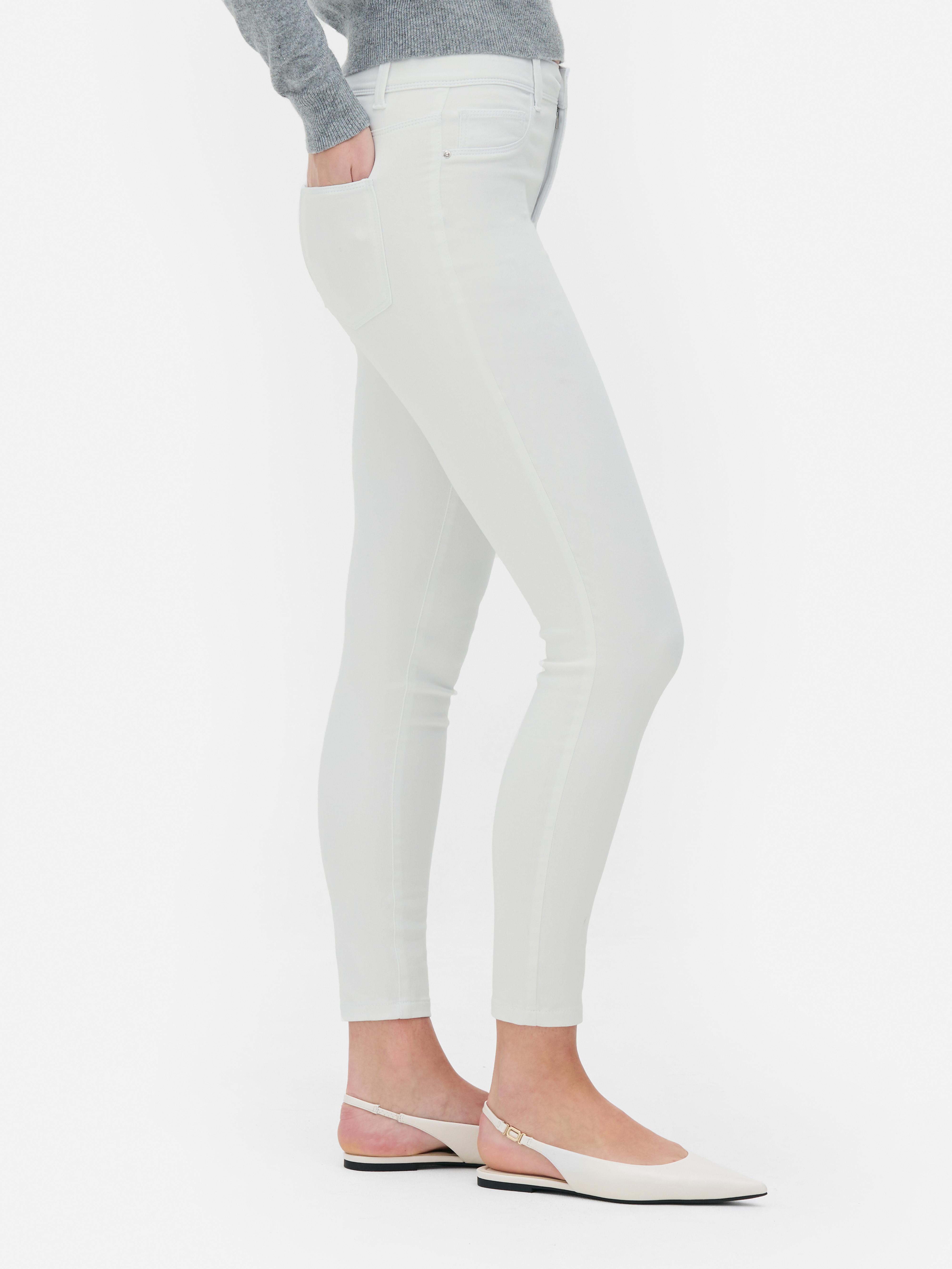 Blugi skinny simpli cu talie medie. Blugii sunt un must-have, iar noi adorăm acest stil mulat.