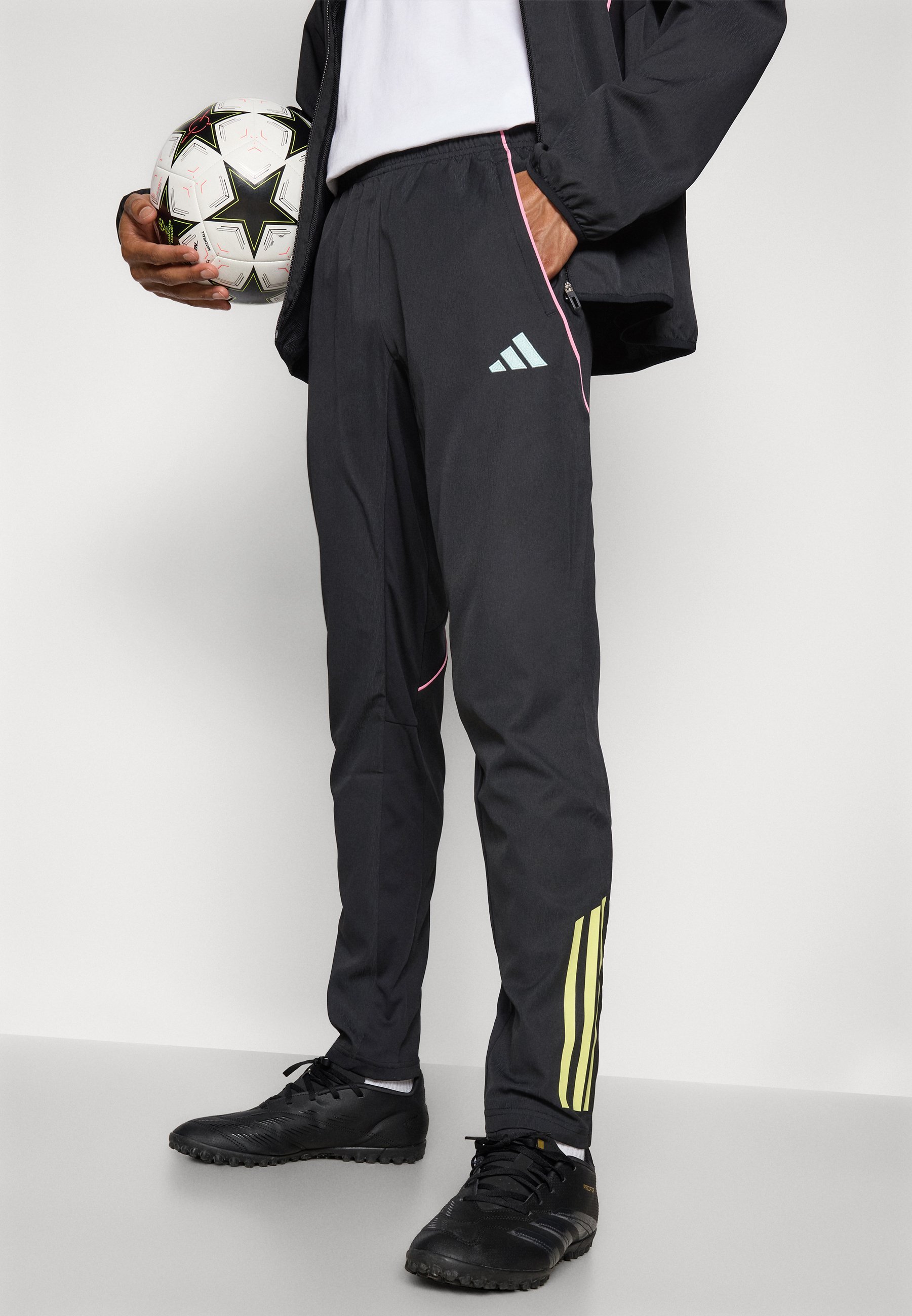 adidas Performance JUVENTUS 25/26 TIRO25 COMPETITION PRESENTATION PANTS - Odzież klubowa - czarny