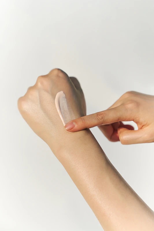 SKIN1004 Madagaskar Centella Tone Brightening Tone-Up zaščitni tonik za obraz z zaščito pred soncem in posvetlitvenim učinkom