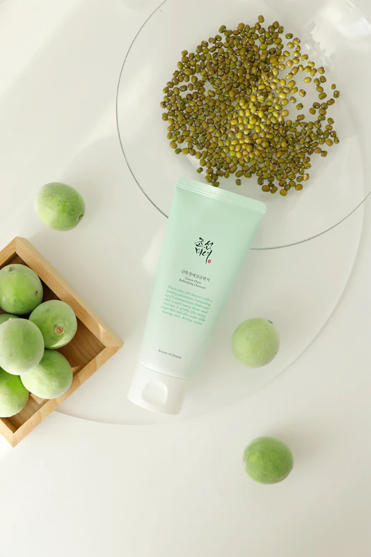 Beauty of Joseon Green Plum Refreshing Cleanser é um creme de limpeza suave com espuma e efeito hidratante.