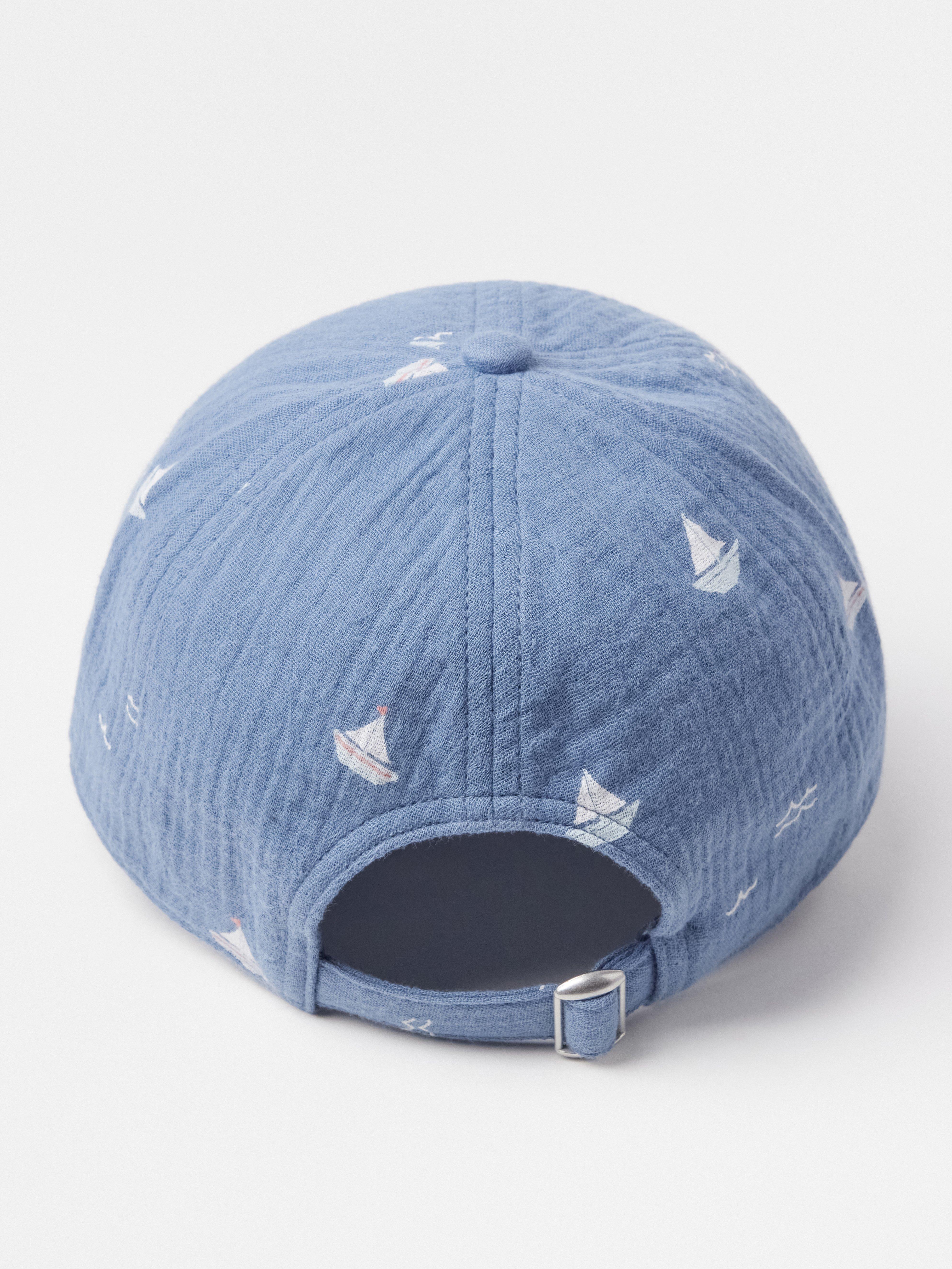 Casquette bleu poussiéreux