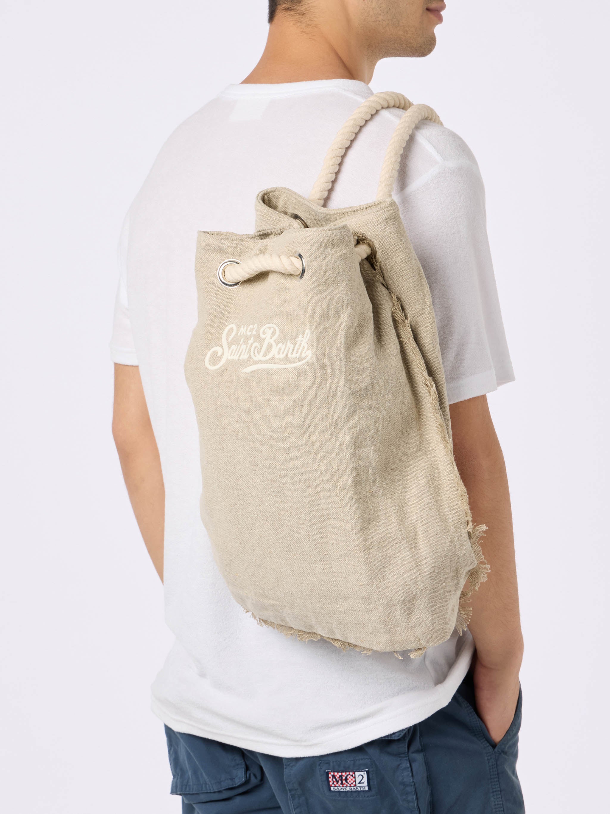 Beigefarbener Leinenrucksack im Bootsstil | Hochwertiges Leinen, rustikale Holzkordeln, Lederdetails, gesticktes Logo | Stilvolles und praktisches Design | MC2 Saint Barth
