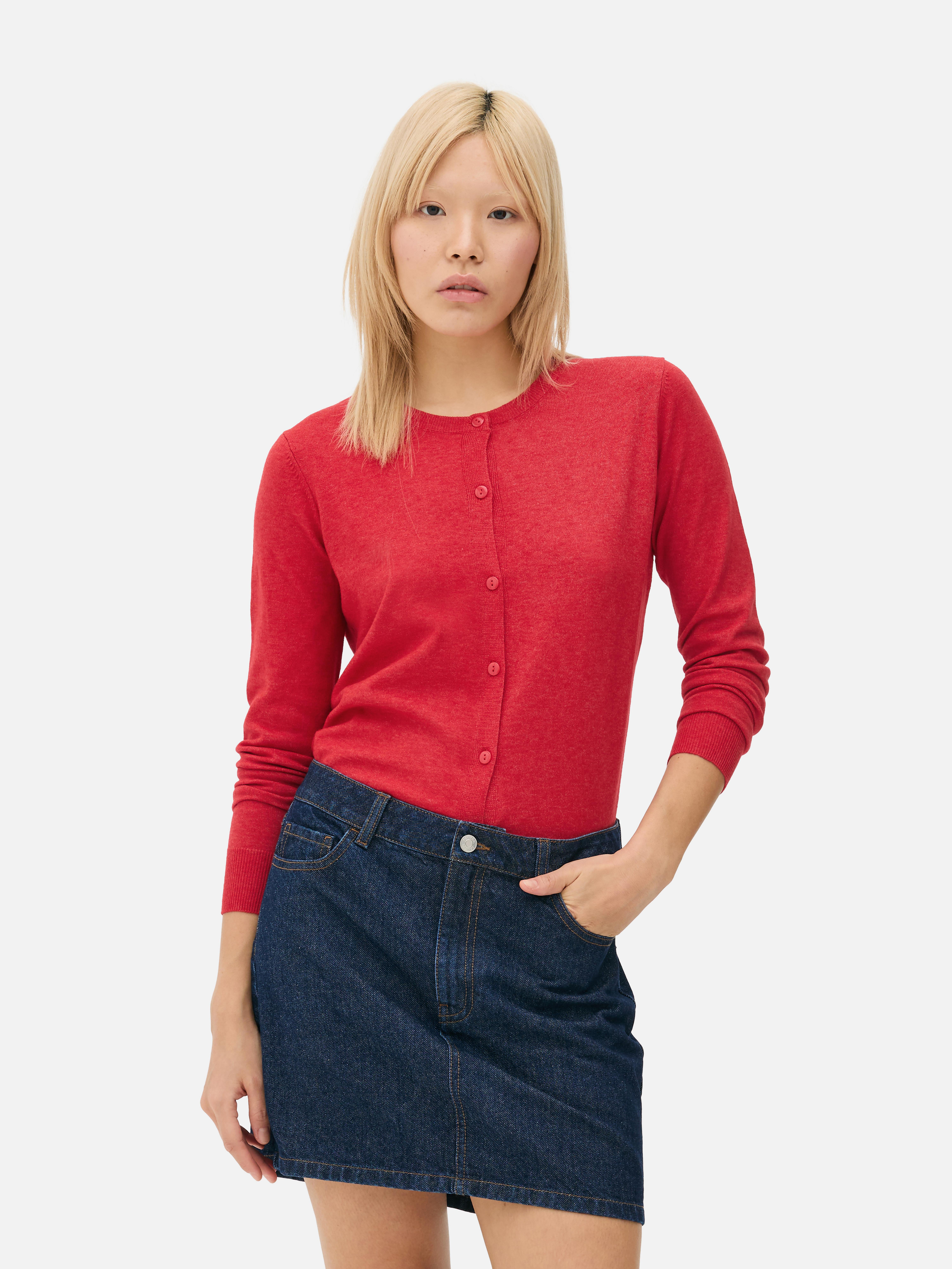 Klassisk cardigan med rund hals. Den runde halsen og knappelukkingen gjør denne cardiganen til en sofistikert versjon av hverdagslig.