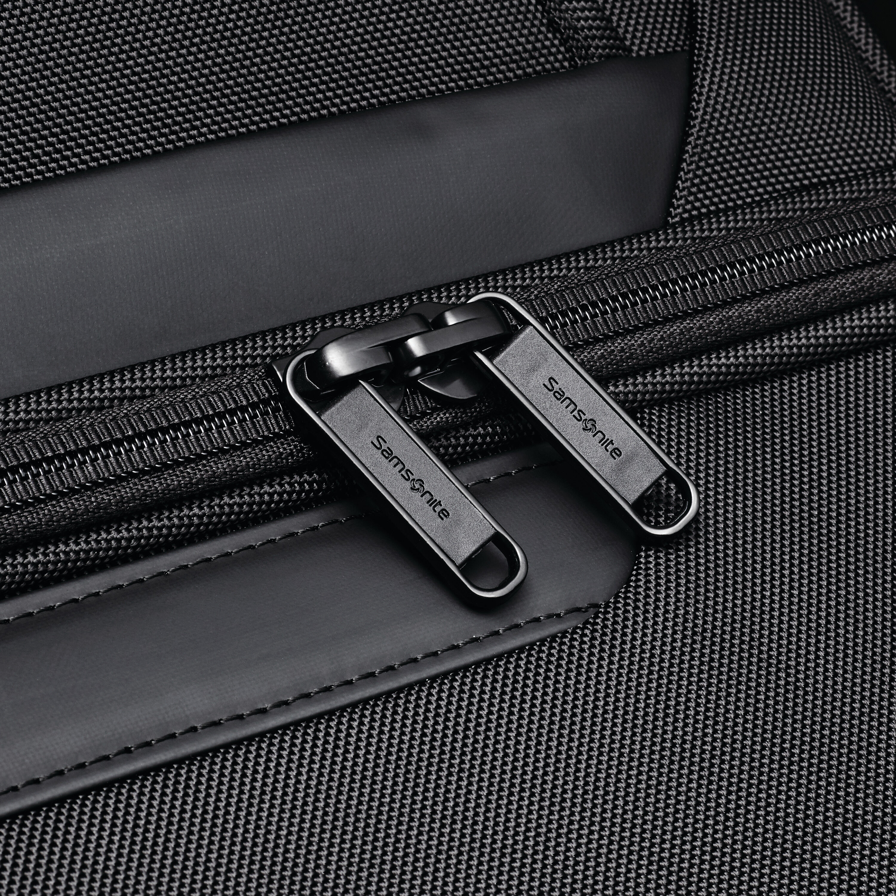 Σάκος SAMSONITE ARMAGE II με ρόδες και σχισμένους ιμάντες