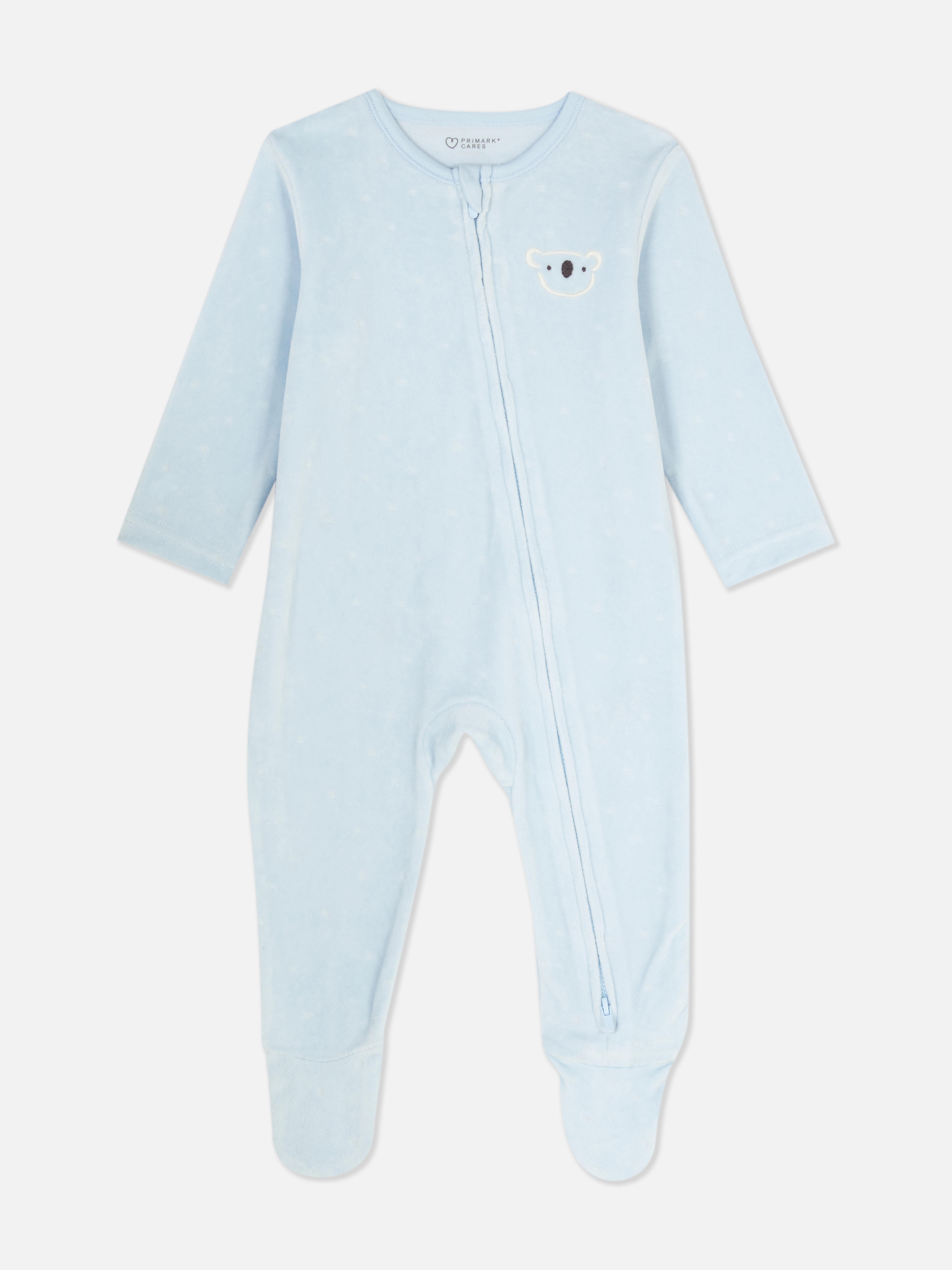Pijama din velur cu model de ursuleț Pijama din velur cu fermoar frontal lung, detalii brodate și piciorușe
