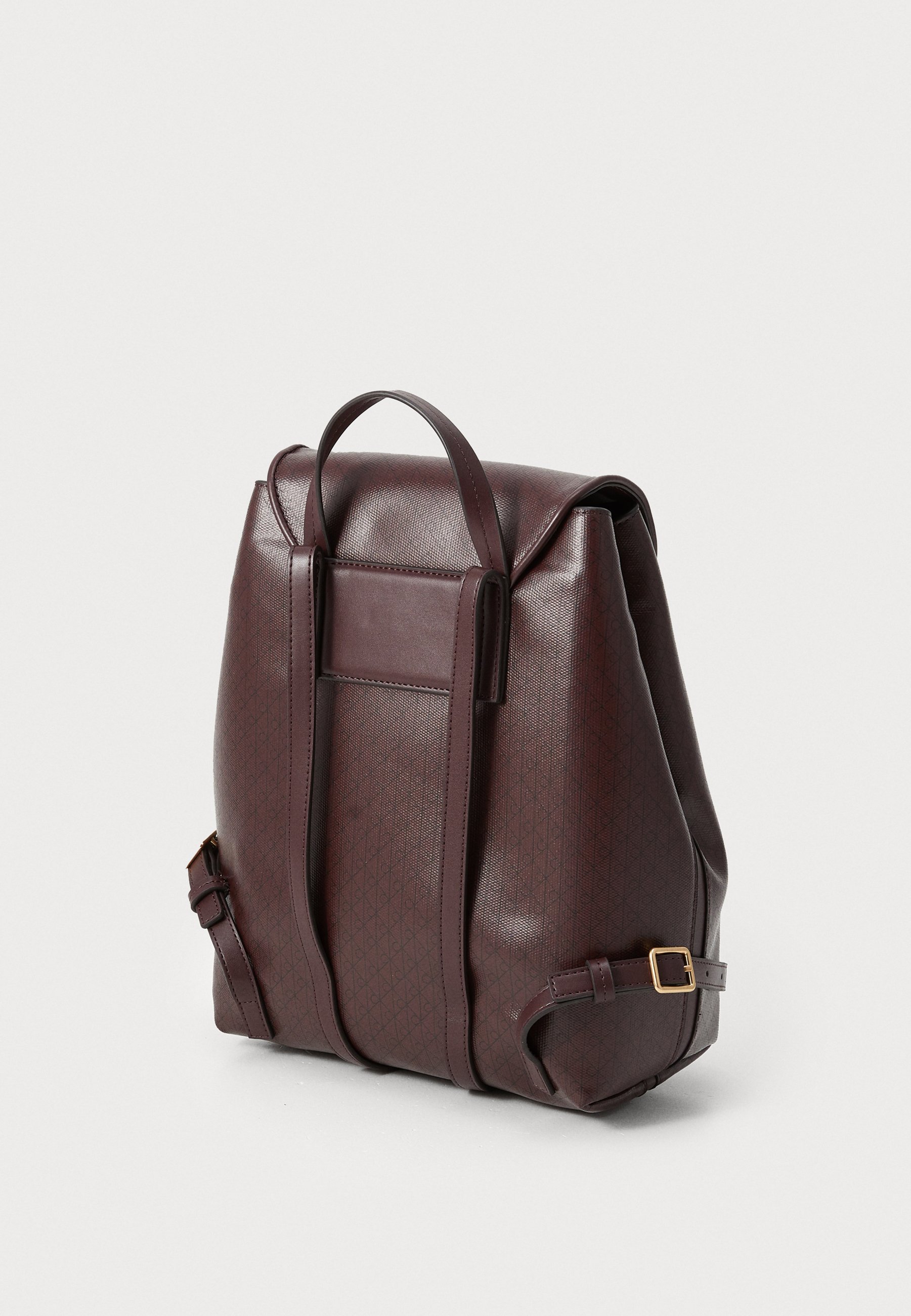 Sac à dos Calvin Klein à rabat et emblème - couleur fudge