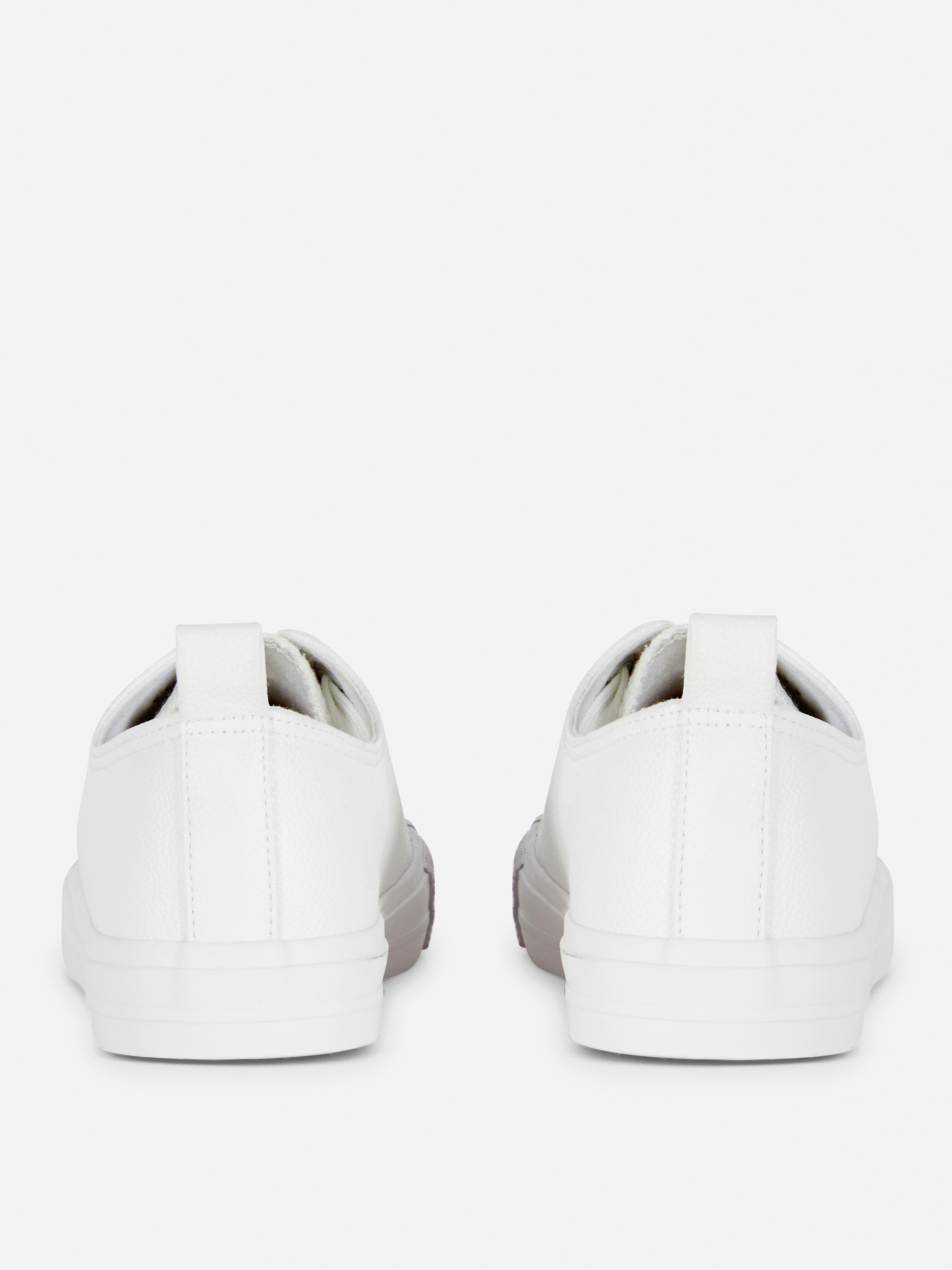 Sneakers basse in similpelle. Scegli uno stile skate completo con queste sneakers in similpelle.