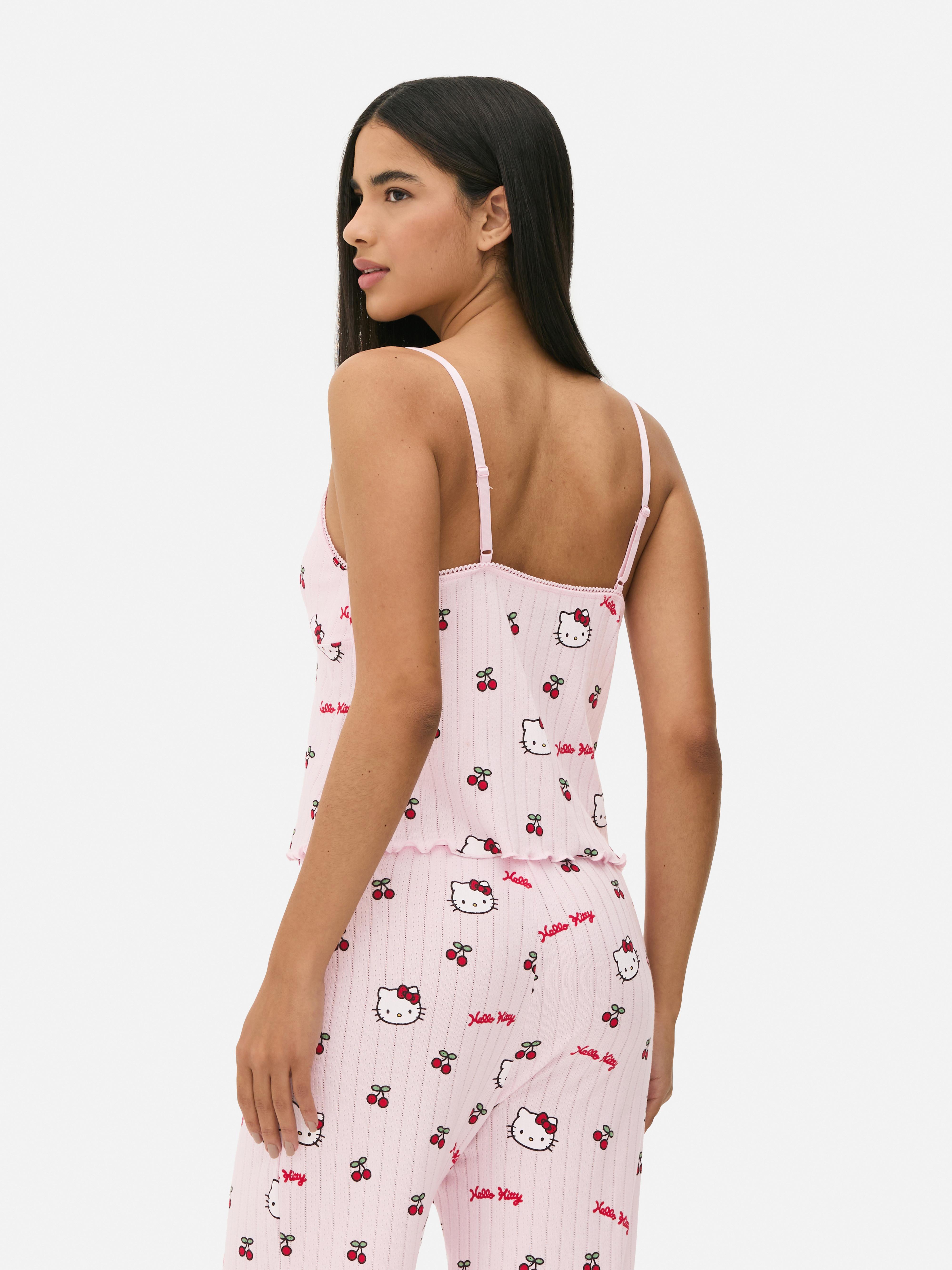 Top de pijama Hello Kitty cu imprimeu ajurat și camuflaj. Un top de pijama Hello Kitty cu ajurat, bretele reglabile, garnitură cu picot și tiv festonat.