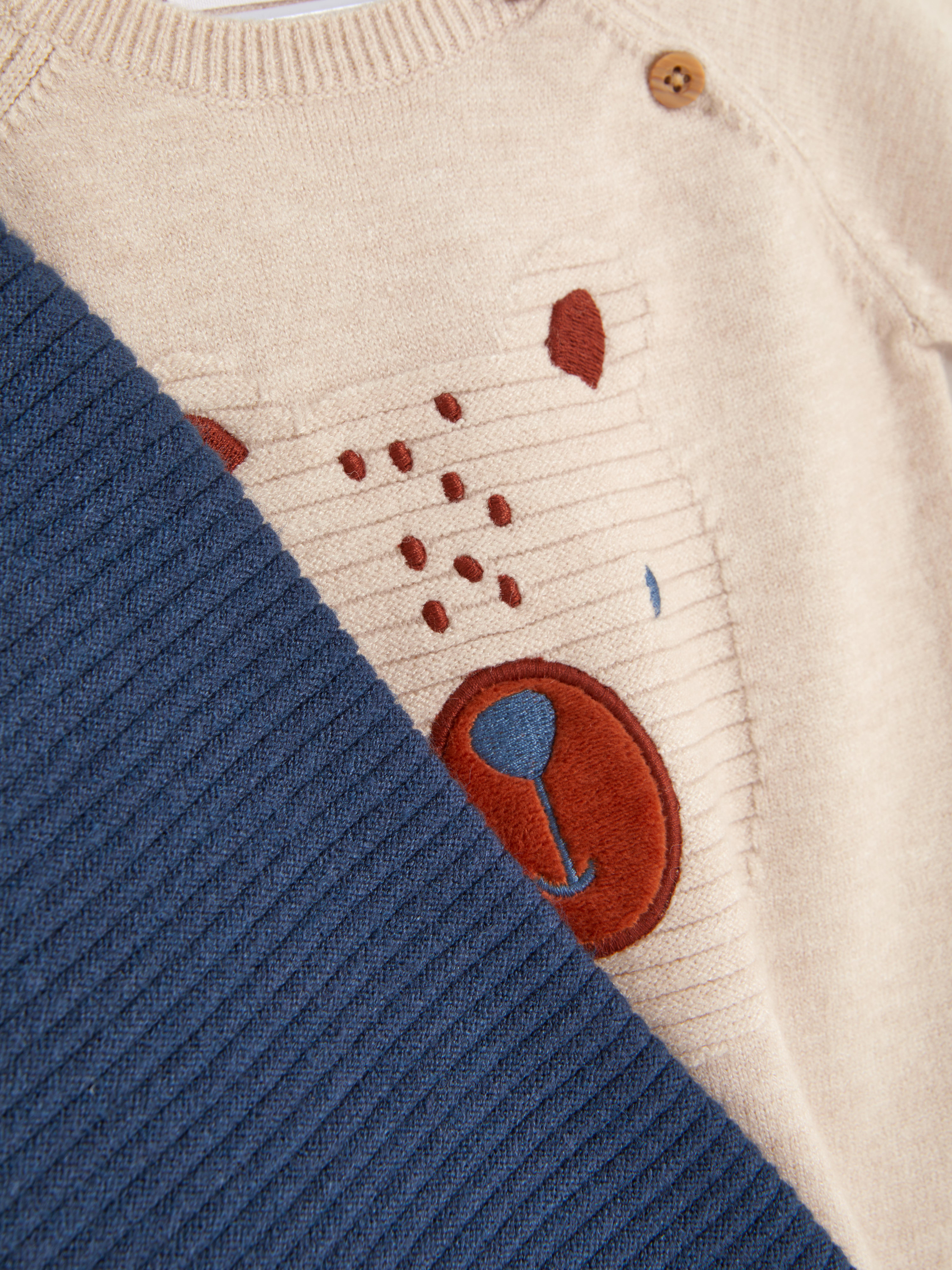 Kötött pulóver és leggings szett. Ez a hímzett részletekkel ellátott kötött pulóver és bordázott mandzsettás leggings páros szuper kényelmes.