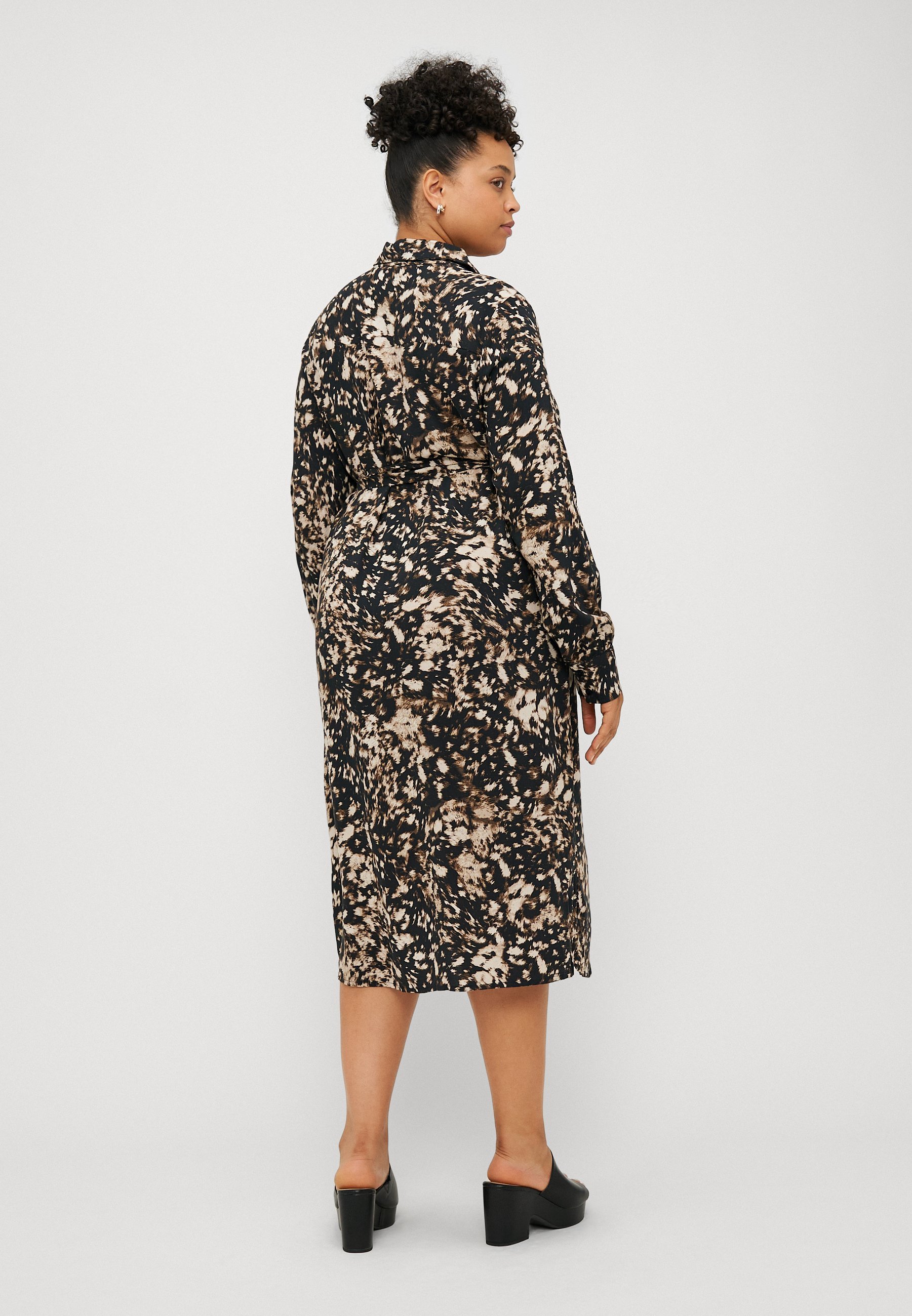 Vestido camisa ONLY Carmakoma CARFIONE LIFE - Vestido camisa - preto