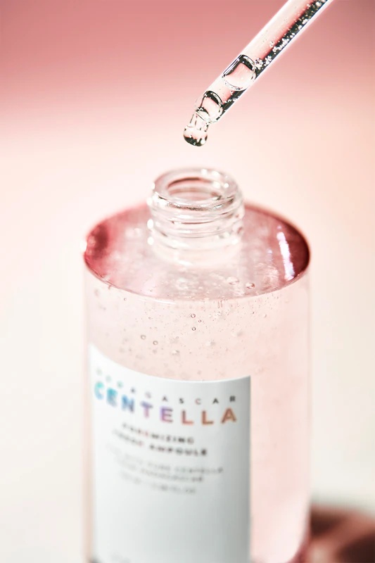 SKIN1004 Razstrupljevalni serum za obraz z madagaskarsko centelo, ki pomirja kožo in zmanjšuje pore.