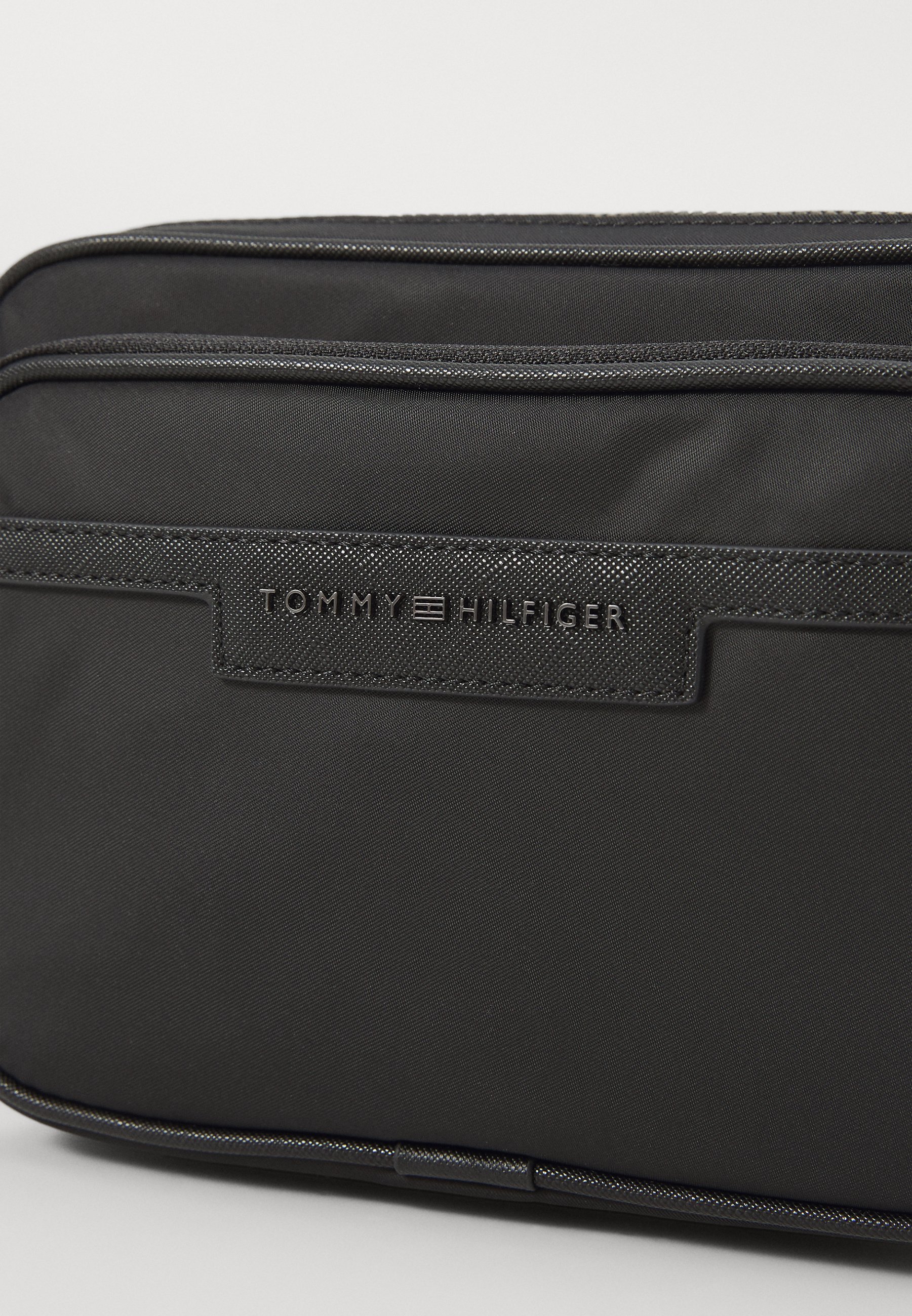 Tommy Hilfiger REPREVE REPORTER - Bolsa transversal - preta