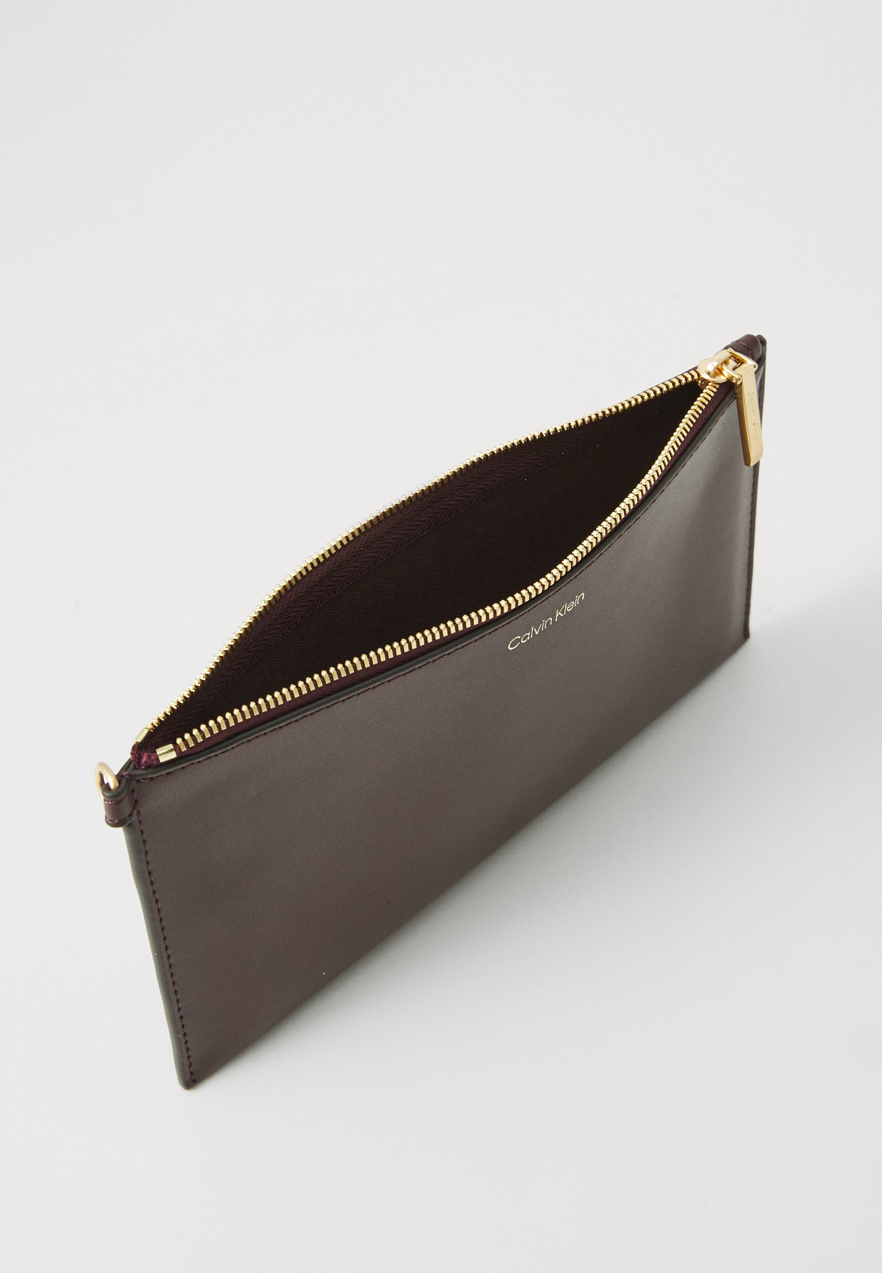 Calvin Klein COATED EMBLEM - Handtas - fudge aop