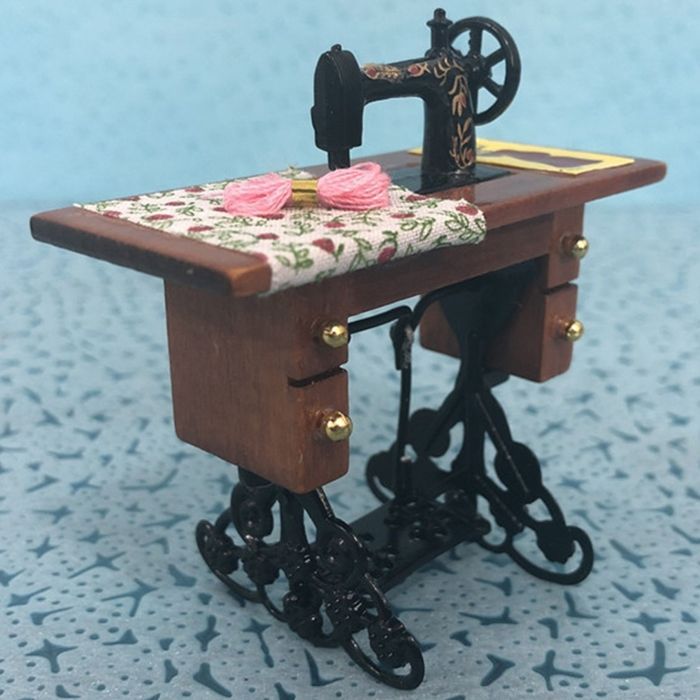 Máquina de coser miniatura vintage, accesorio para habitación, mueble para casa de muñecas a escala 1:12