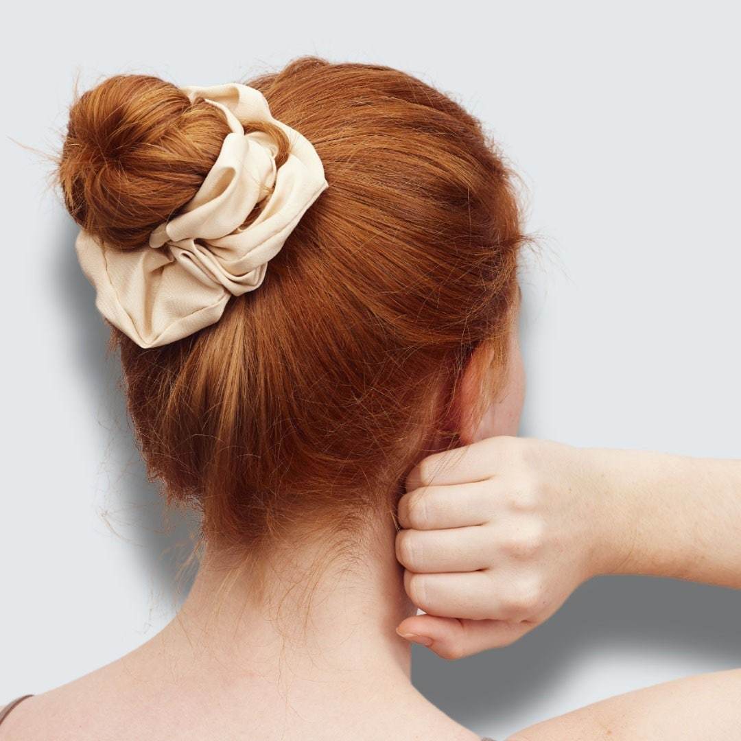 Saténovo-hodvábne gumičky do vlasov Hairlust, kávovohnedé – 1 kus