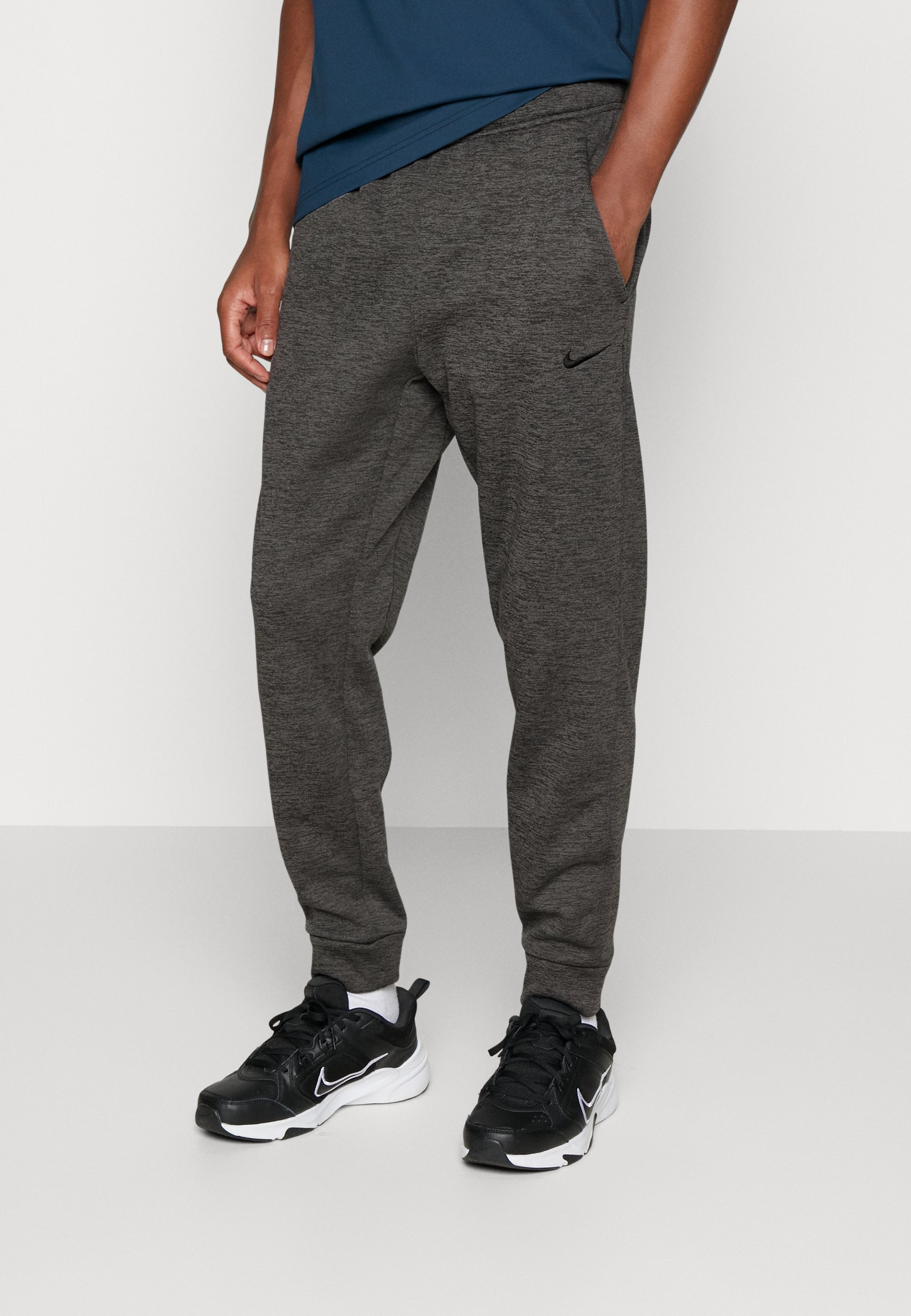 Pantaloni da tuta Nike Performance TAPER - grigio antracite/grigio fumo scuro/nero