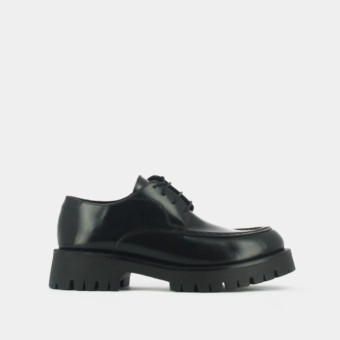 Derbies à lacets et semelles crantées  en cuir glacé noir