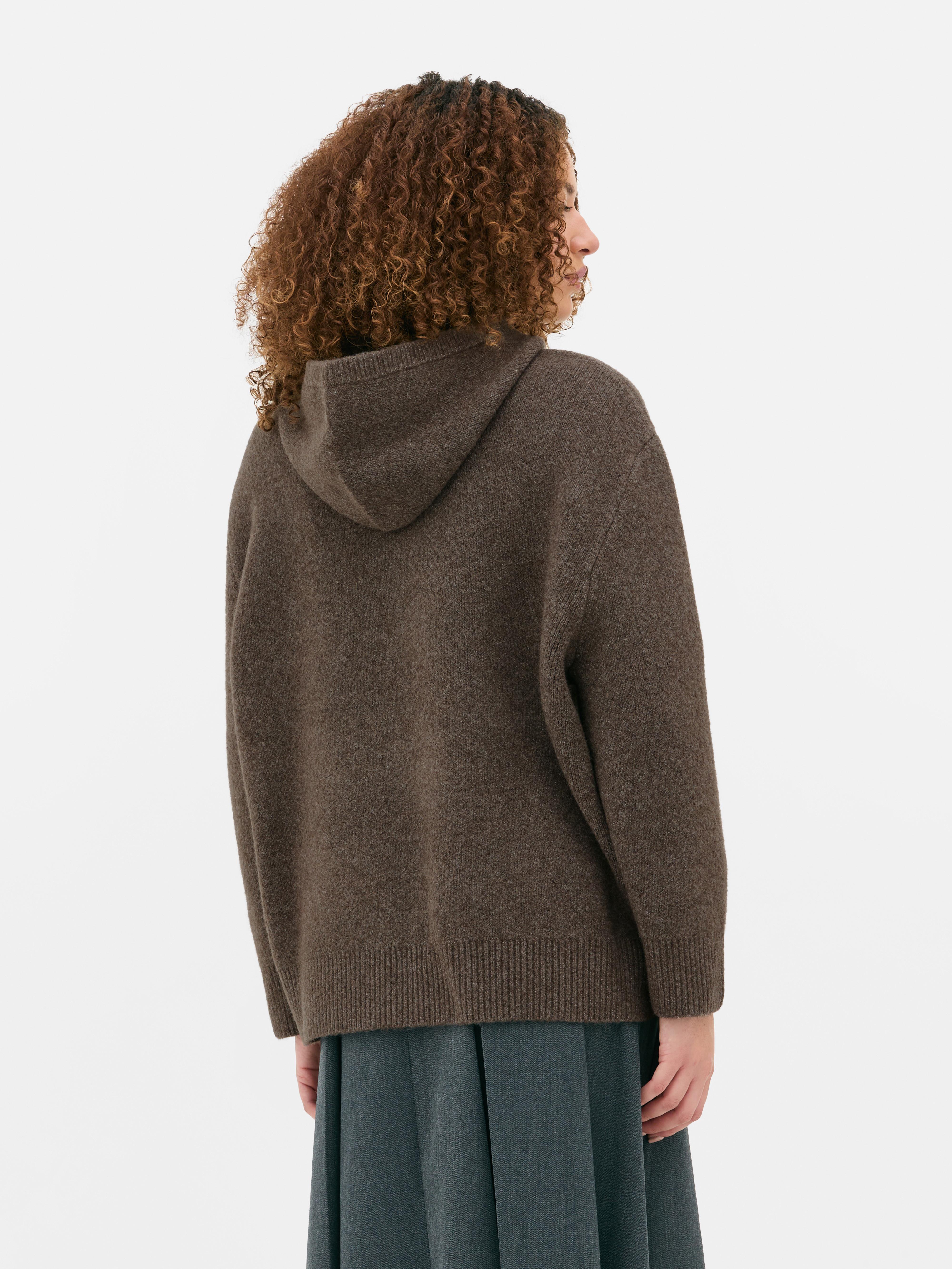Πλεκτό βασικό φούτερ με κουκούλα Ένα πλεκτό φούτερ με oversized σιλουέτα, τσέπη καγκουρό και ριμπ μανσέτες