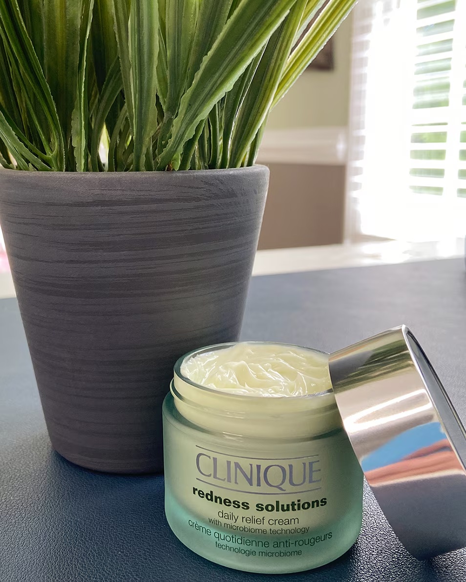 CLINIQUE REDNESS SOLUTIONS ΚΡΕΜΑ ΚΑΘΗΜΕΡΙΝΗΣ ΑΝΑΚΟΥΦΙΣΗΣ ΕΝΥΔΑΤΙΚΗ ΚΡΕΜΑ ΗΜΕΡΑΣ & ΝΥΧΤΑΣ - ΜΕΙΩΝΕΙ ΤΗΝ ΕΡΥΘΡΟΤΗΤΑ