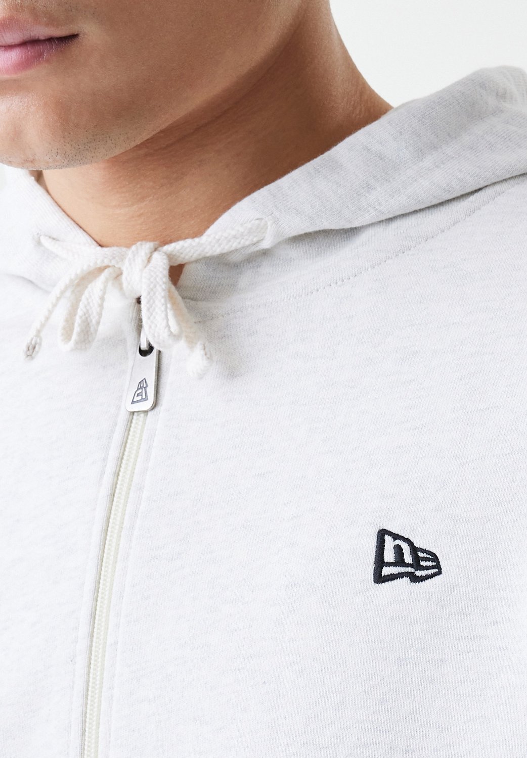 Sweat à capuche zippé New Era ESSENTIAL - blanc cassé