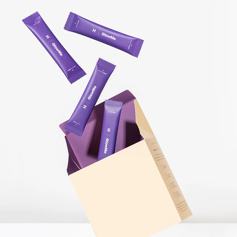 Sachês do suplemento alimentar GlowMe da Health Labs Care para cabelos, pele e unhas bonitos.