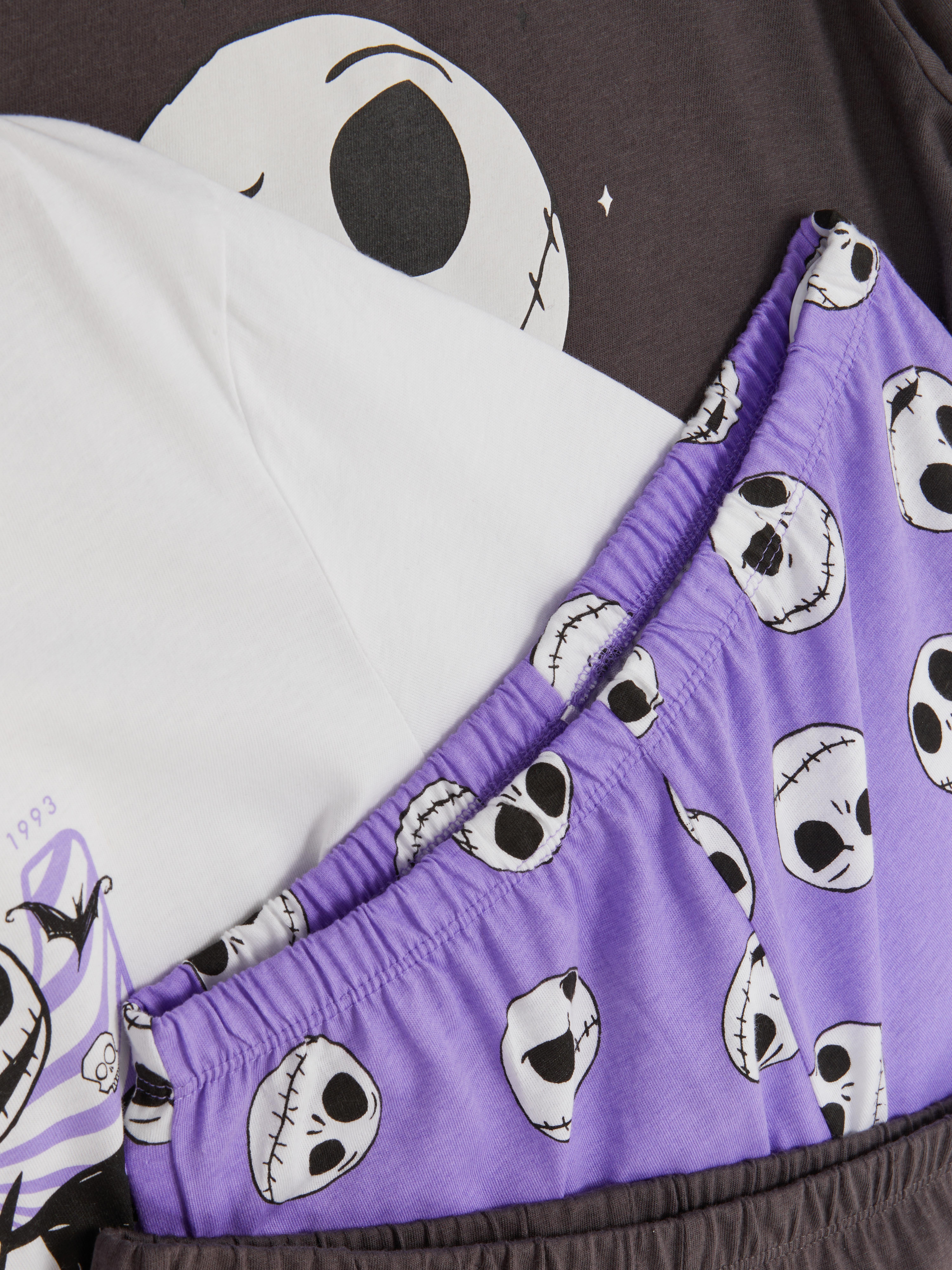 Pijamale cu mânecă lungă Disney Coșmarul dinaintea Crăciunului, set de 2. O pijama cu mânecă lungă cu Jack Skellington și pantaloni de trening.