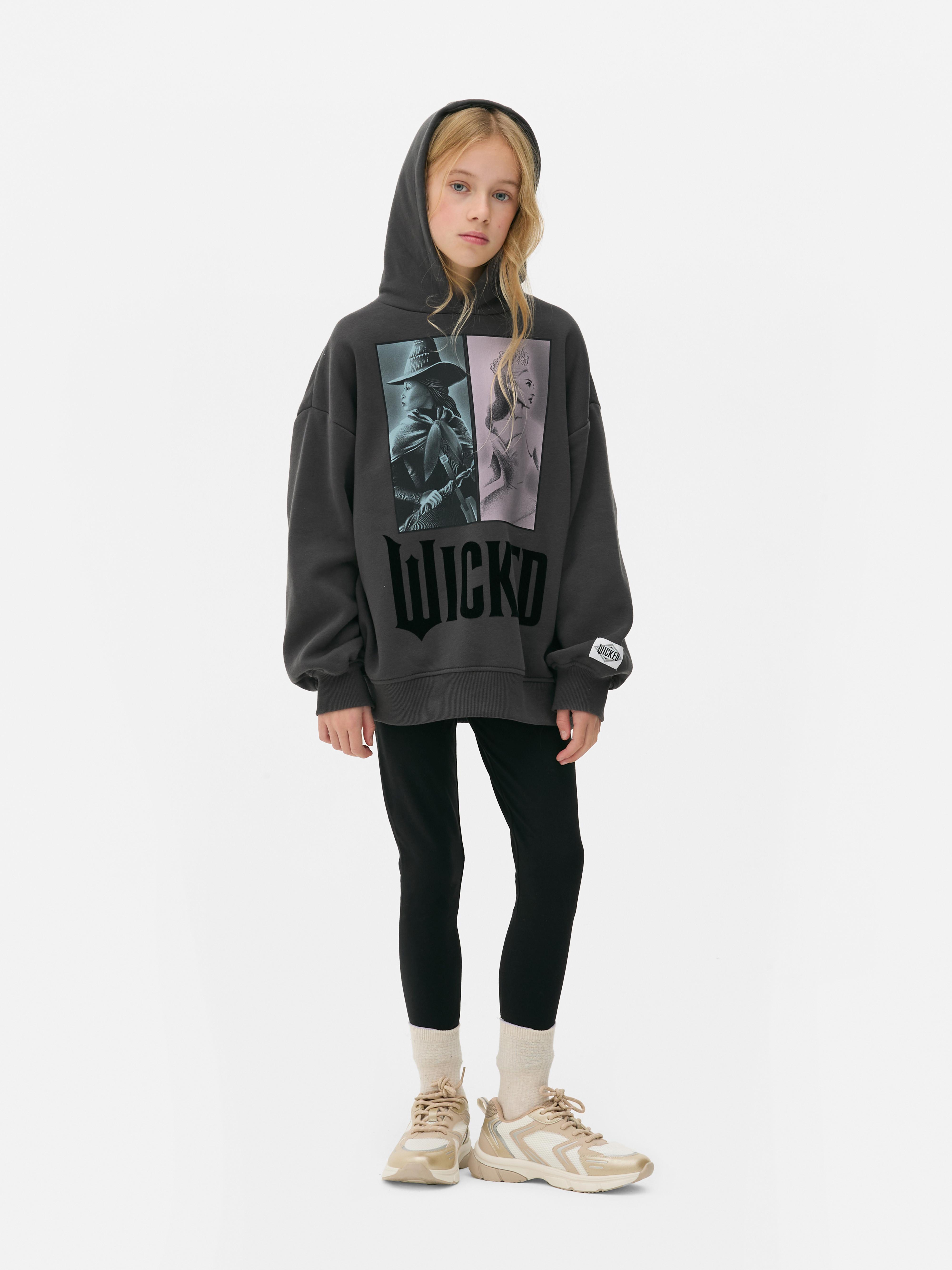 Дуксерица Wicked x Primark Glinda and Elphaba Удобна дуксерица са узорком Glinda and Elphaba на предњој страни