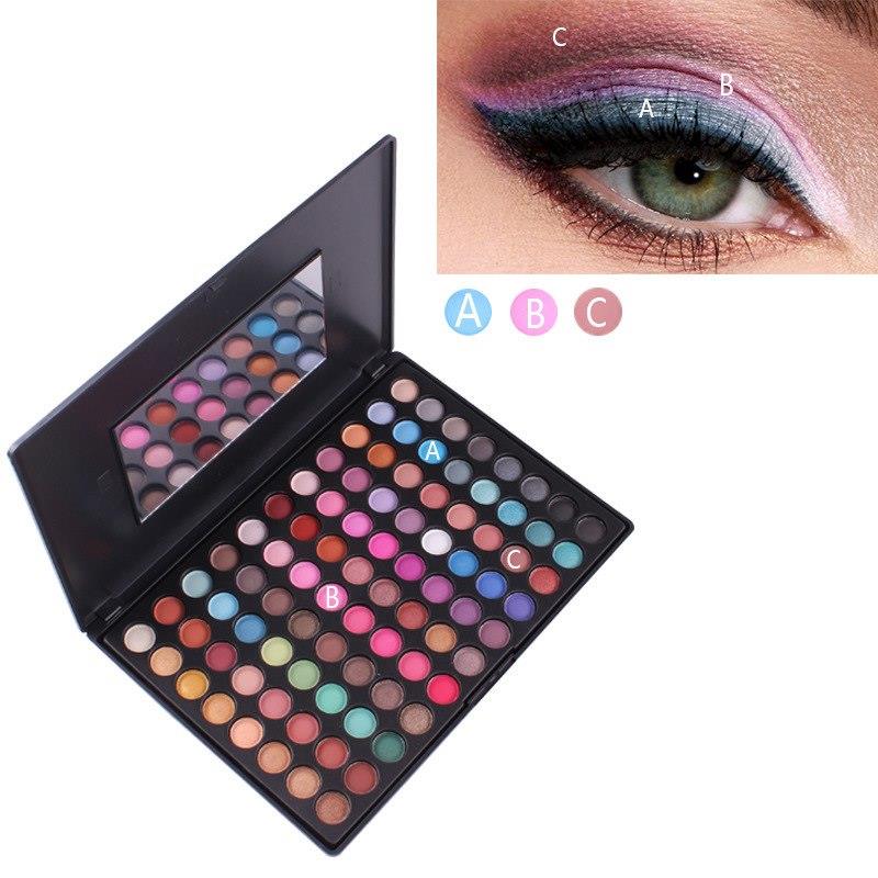 Paleta de maquiagem com 88 sombras, gloss labial, blush, corretivo, lantejoulas e pincéis.