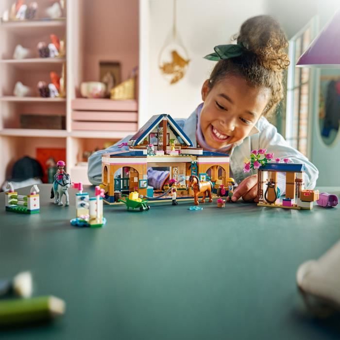 LEGO Friends 42688 Tallit ja ratsastuskoulu - Rakennuslelu 7+ -vuotiaille