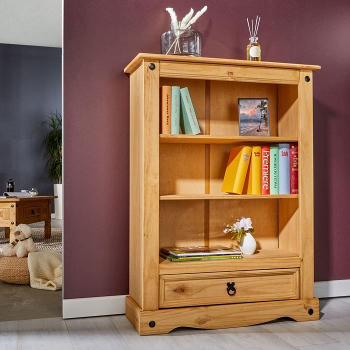 Librería de madera estilo mexicano SALSA con 2 estantes y 1 cajón, hecha de pino macizo con acabado teñido y encerado.