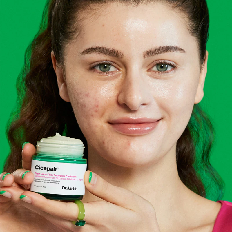 creme de tratamento corretor de cor Dr. Jart+ Cicapair™ Tiger Grass reduz intensamente a vermelhidão.