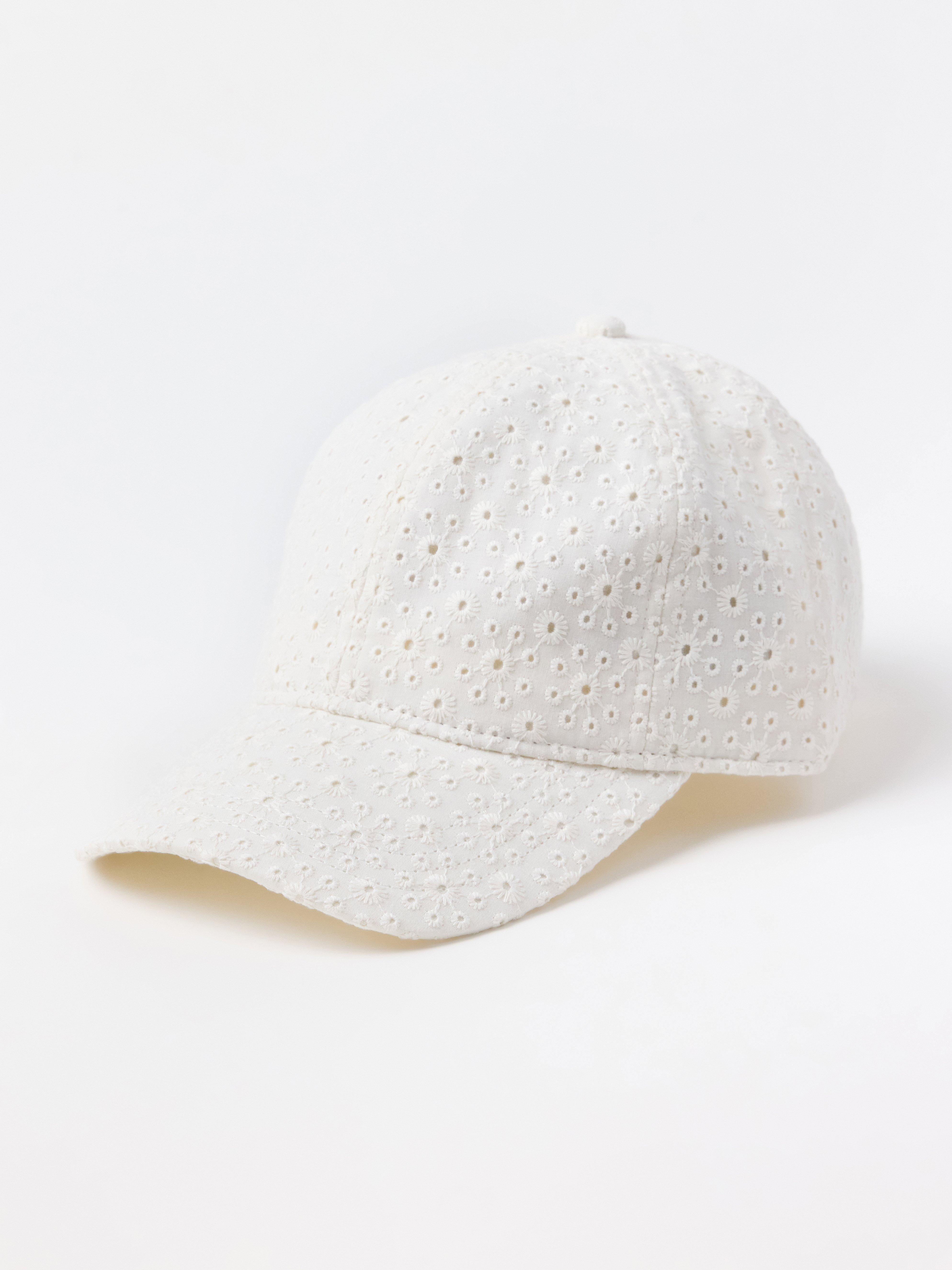Keps med broderie anglaise Light Dusty White