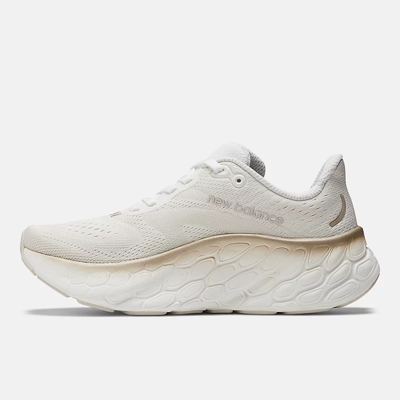Fresh Foam X More v4 für Frauen – Weiß mit goldenem Metallic-Finish und Mondlichtglanz