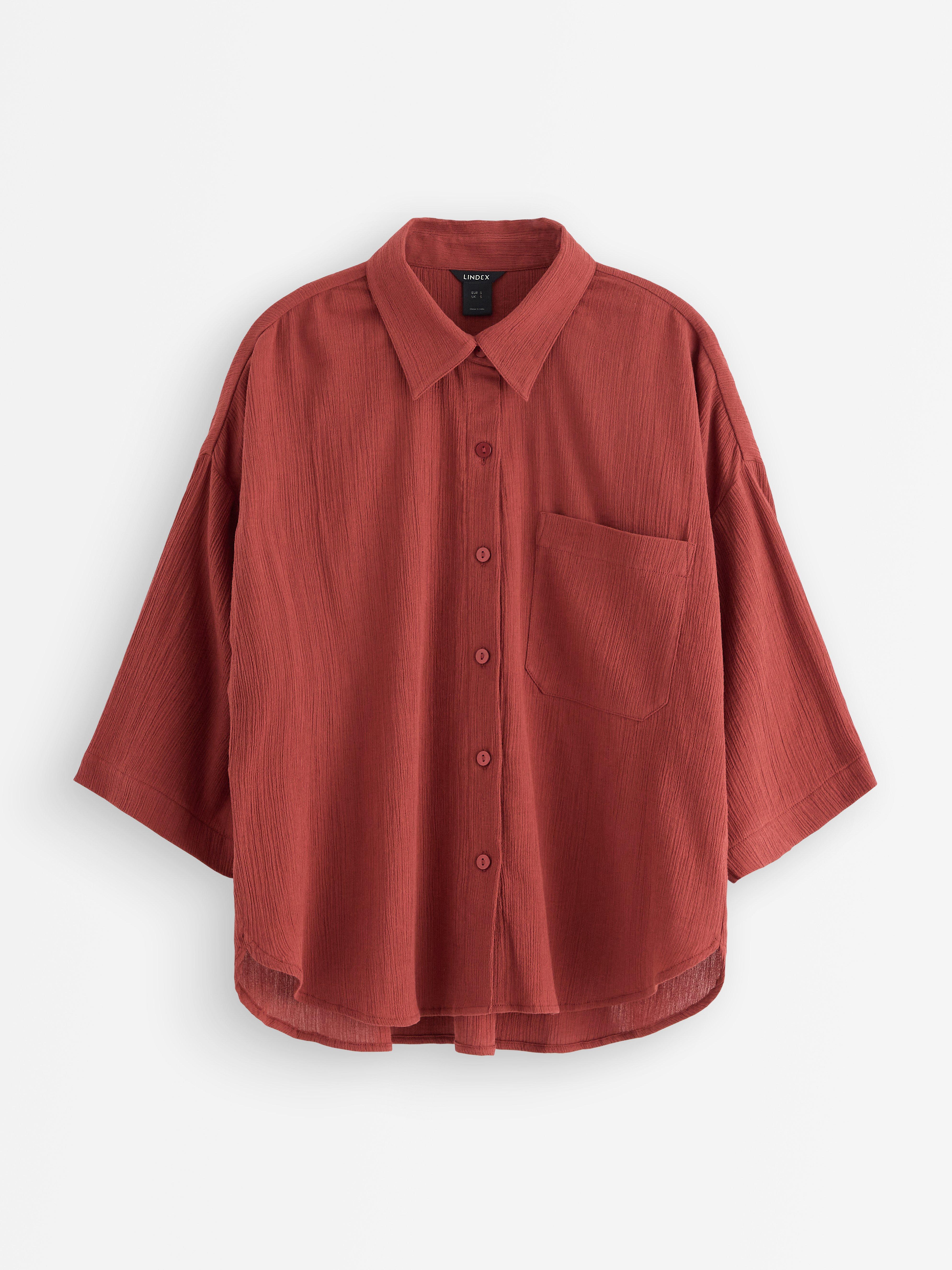 Camisa arrugada de manga corta color rojo empolvado