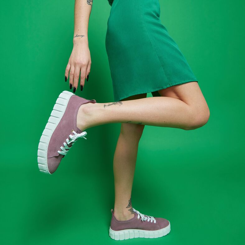 Zapatillas deportivas para mujer en color violeta.