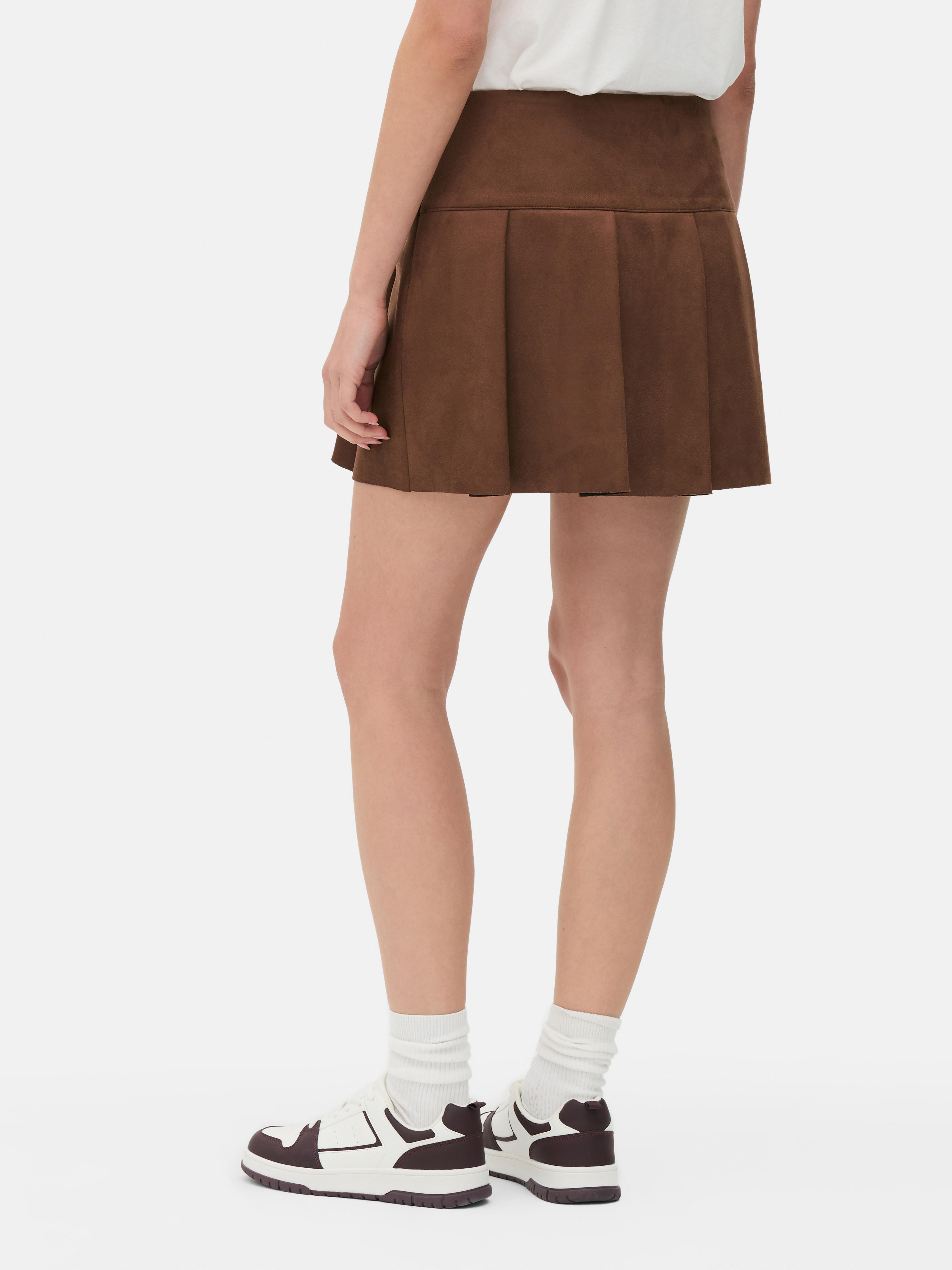 Suede pleated mini skirt A suede mini skirt with wide pleats and a side zipper