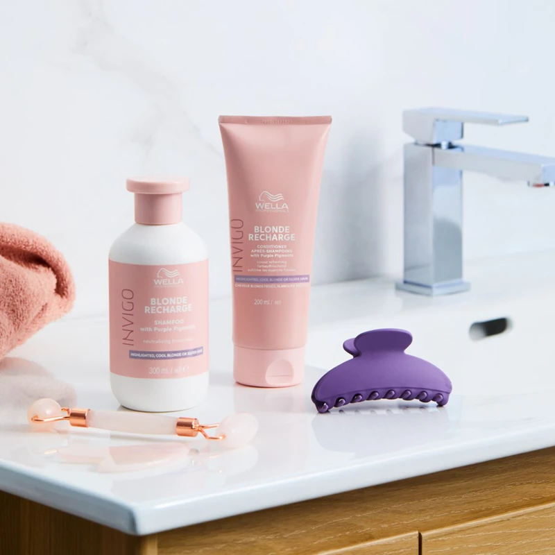 Shampoo Wella Professionals Invigo Blonde Recharge para cabelos loiros que neutraliza os tons amarelados.