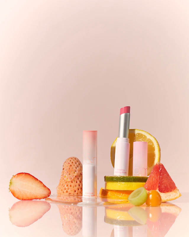 rom&nd Glasting Melting Balm, um bálsamo labial hidratante e iluminador.