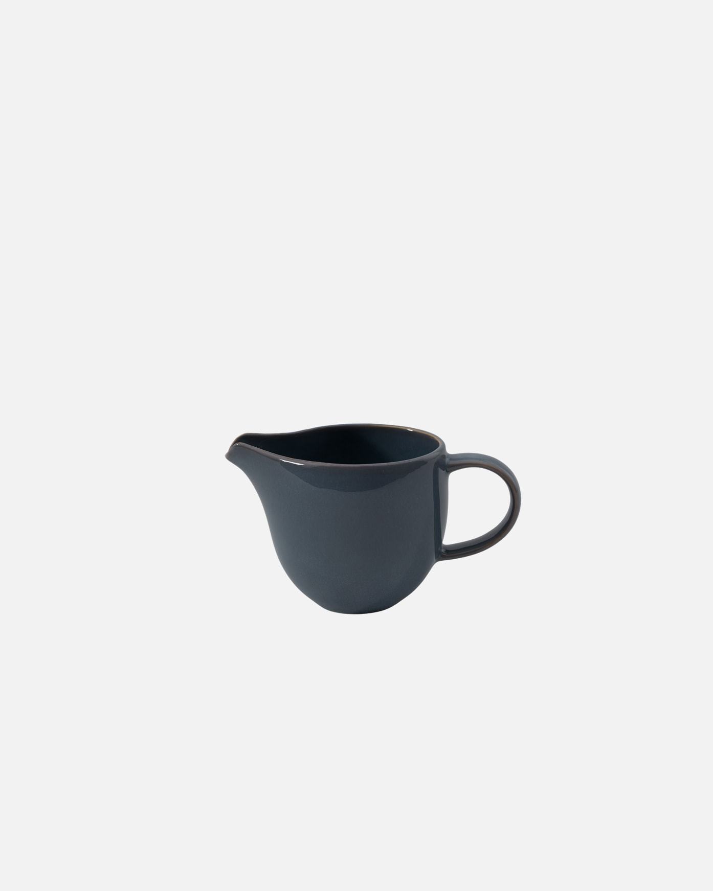 Na primer, vrč za mleko »Krug Milk Jug« znamke Villeroy & Boch iz ročno izdelanega jeansa – 1 kos