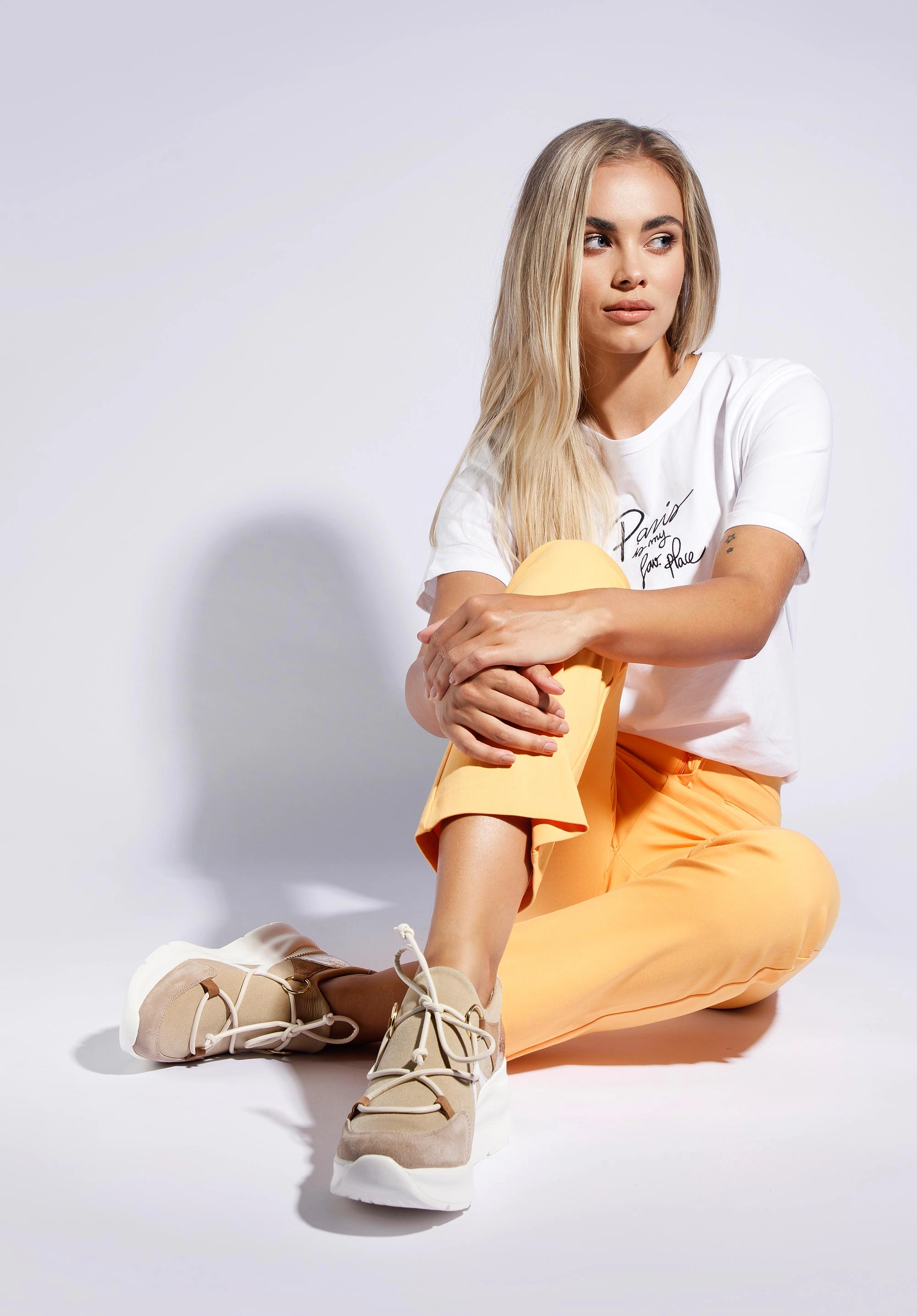 Damskie sneakersy z elastycznej tkaniny na koturnie beżowo-białe