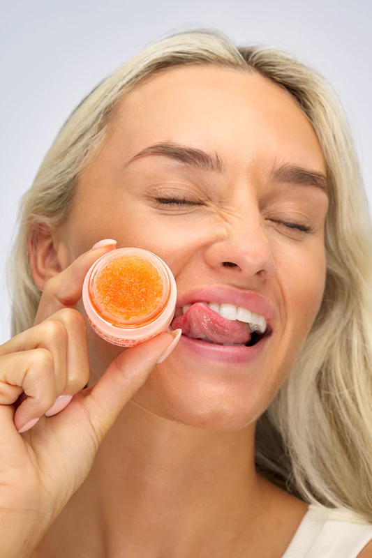 Esfoliante Labial Killer Lips Prep Talk com efeito peeling de pêssego.